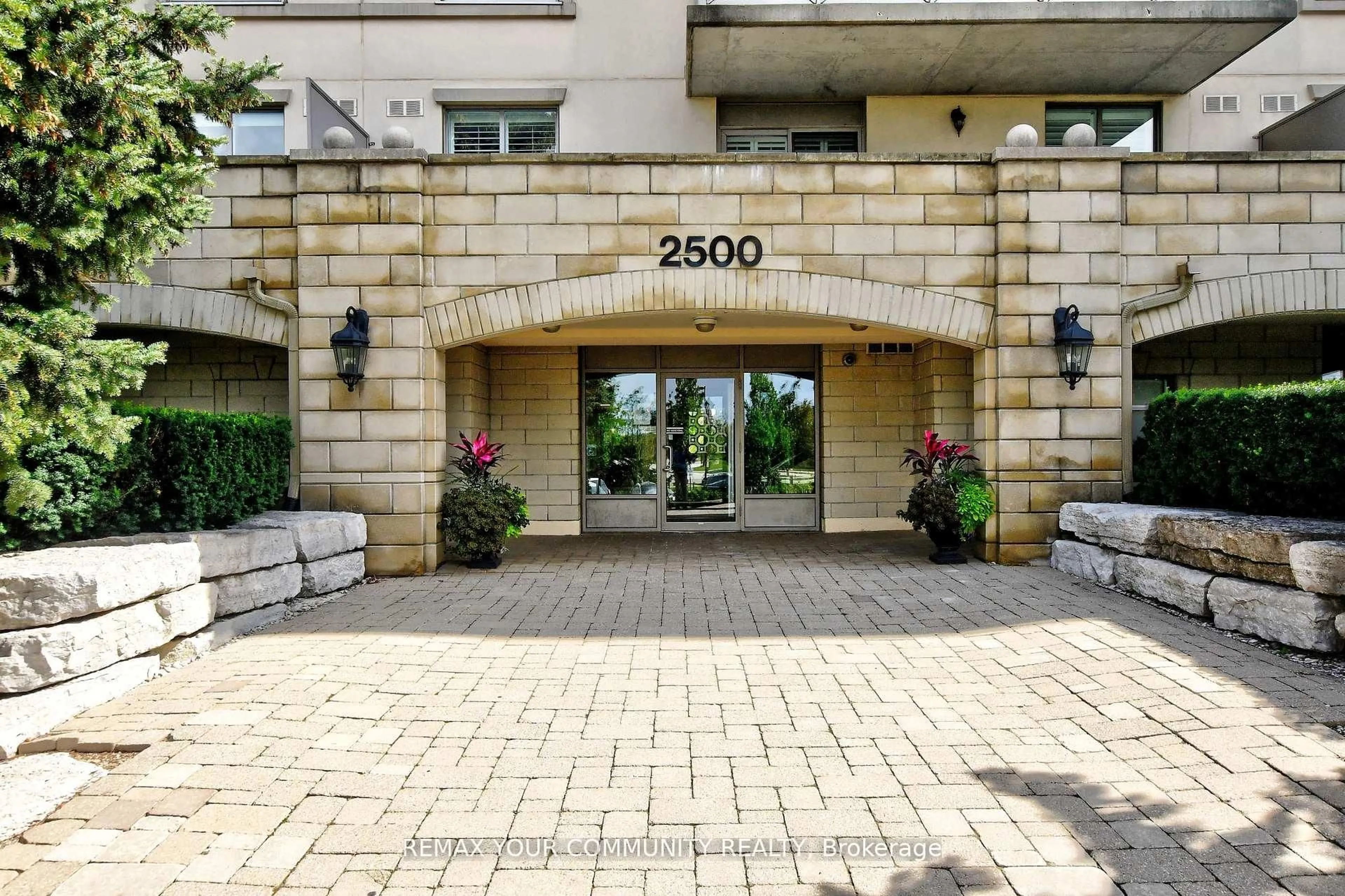 Indoor foyer for 2500 Rutherford Rd #502, Vaughan Ontario L4K 5N7