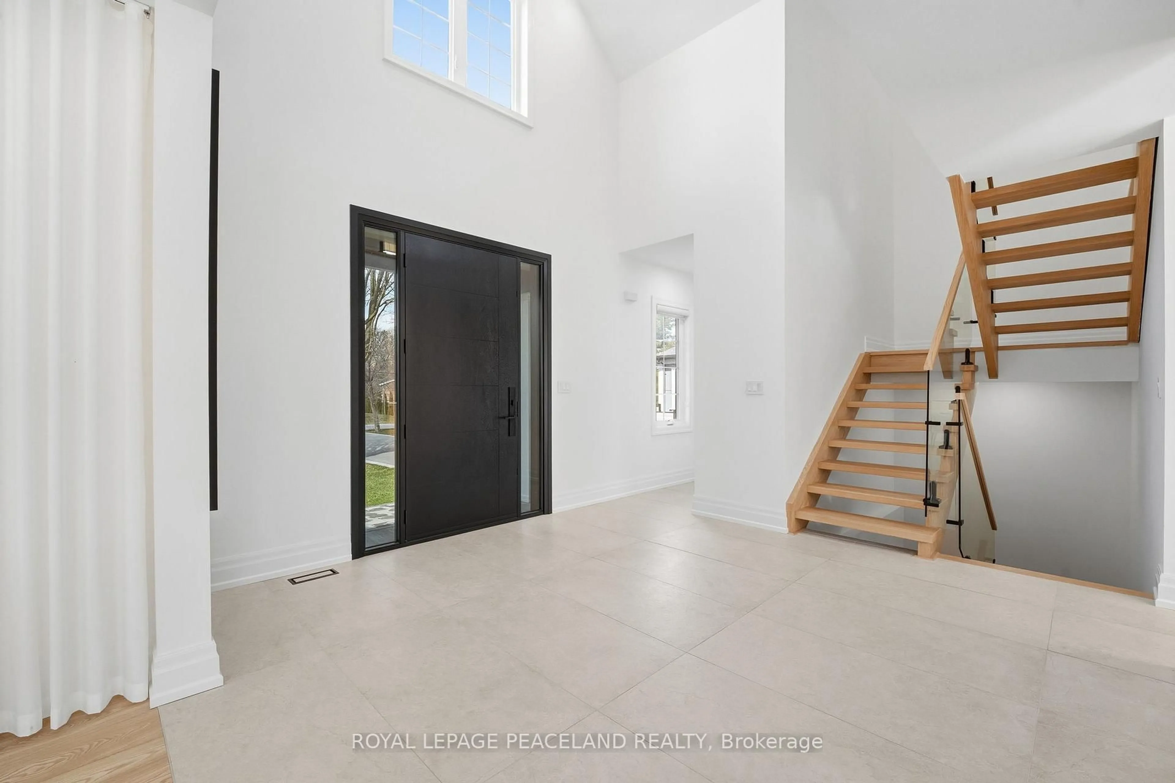Indoor foyer for 16305 7th Concession, King Ontario L7B 0E1