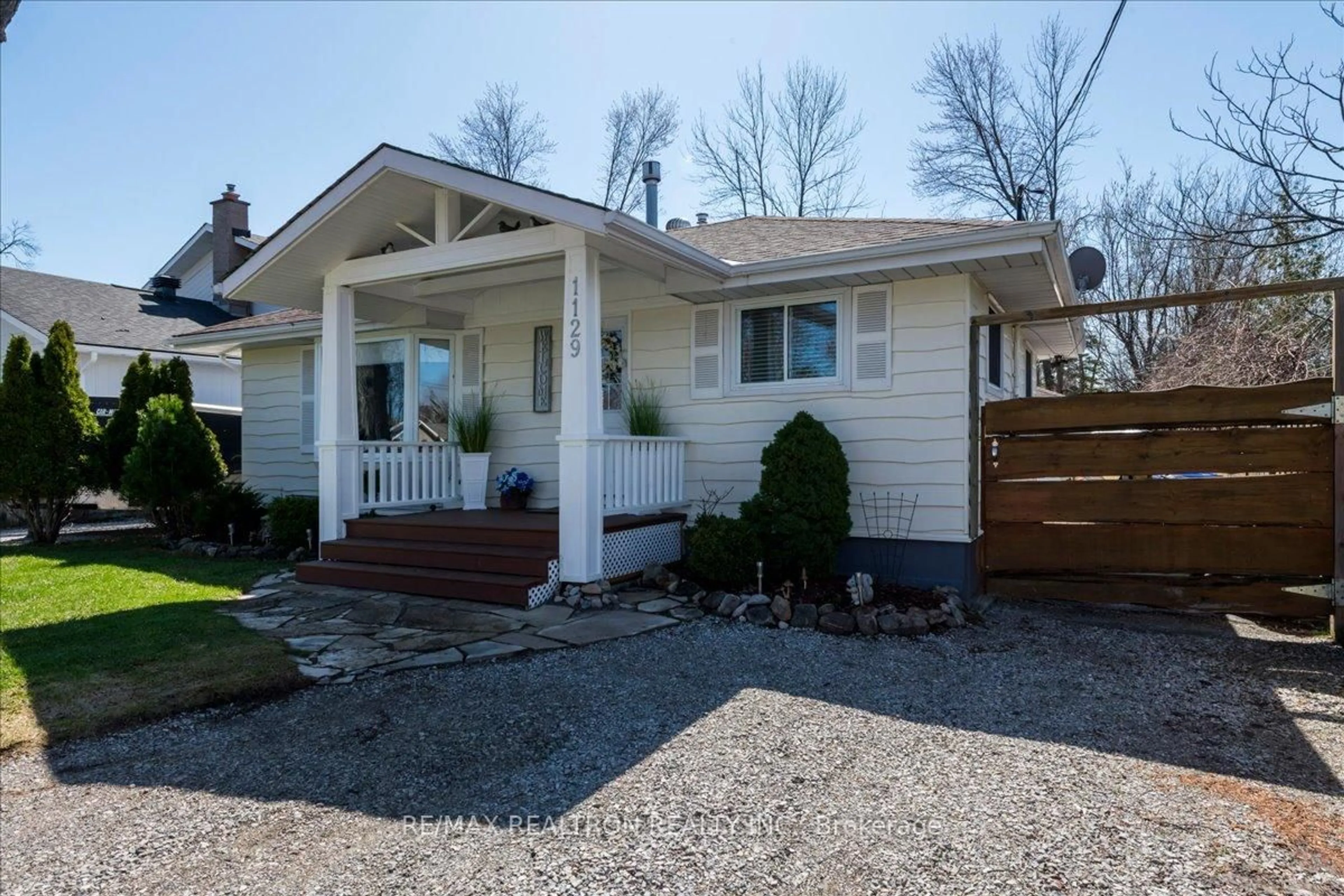 Home with vinyl exterior material, street for 1129 Lindy Lane, Innisfil Ontario L0L 1R0