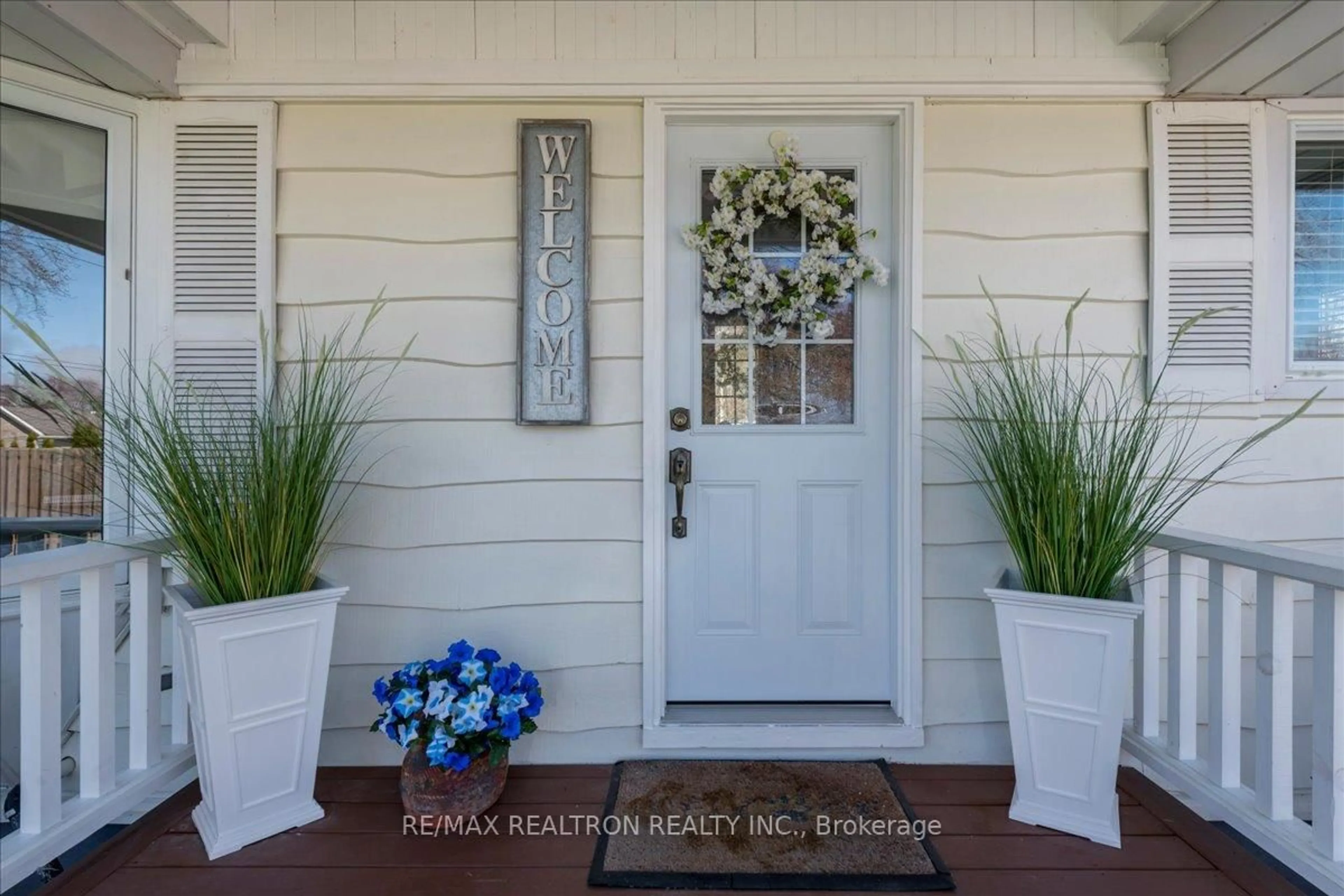 Indoor entryway for 1129 Lindy Lane, Innisfil Ontario L0L 1R0