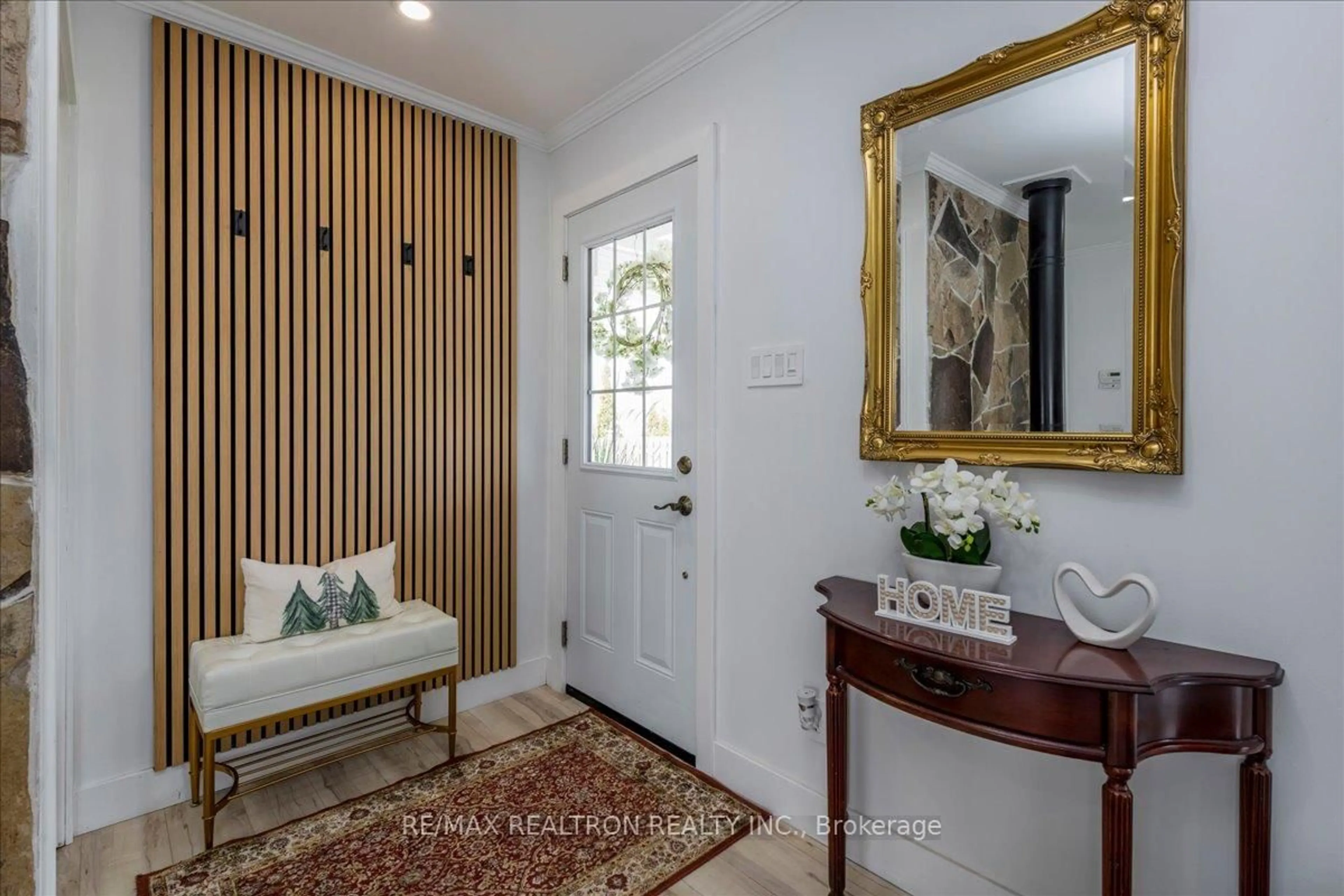 Indoor entryway for 1129 Lindy Lane, Innisfil Ontario L0L 1R0