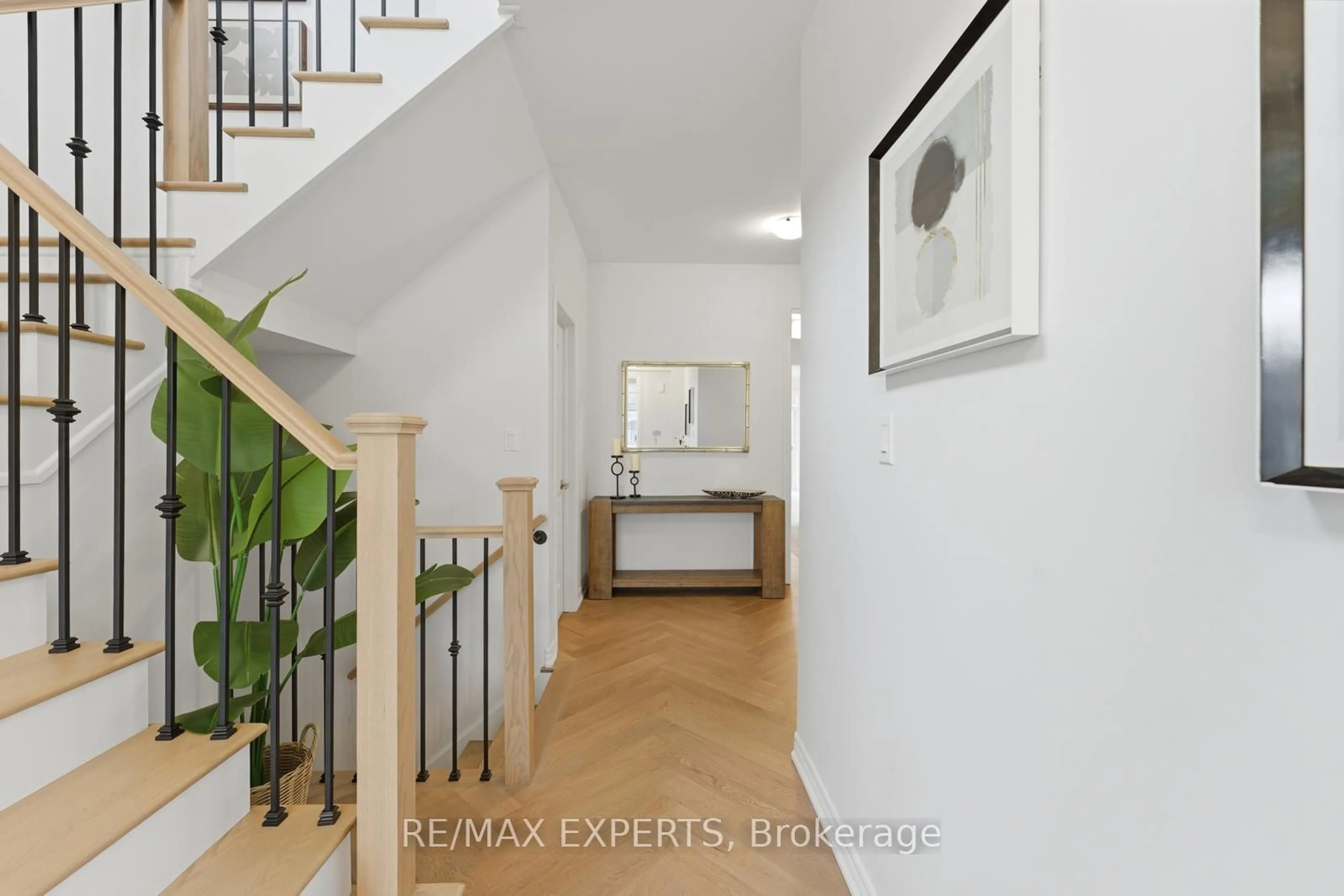 Indoor foyer for 87 Robb Thompson Rd, East Gwillimbury Ontario L0G 1M0