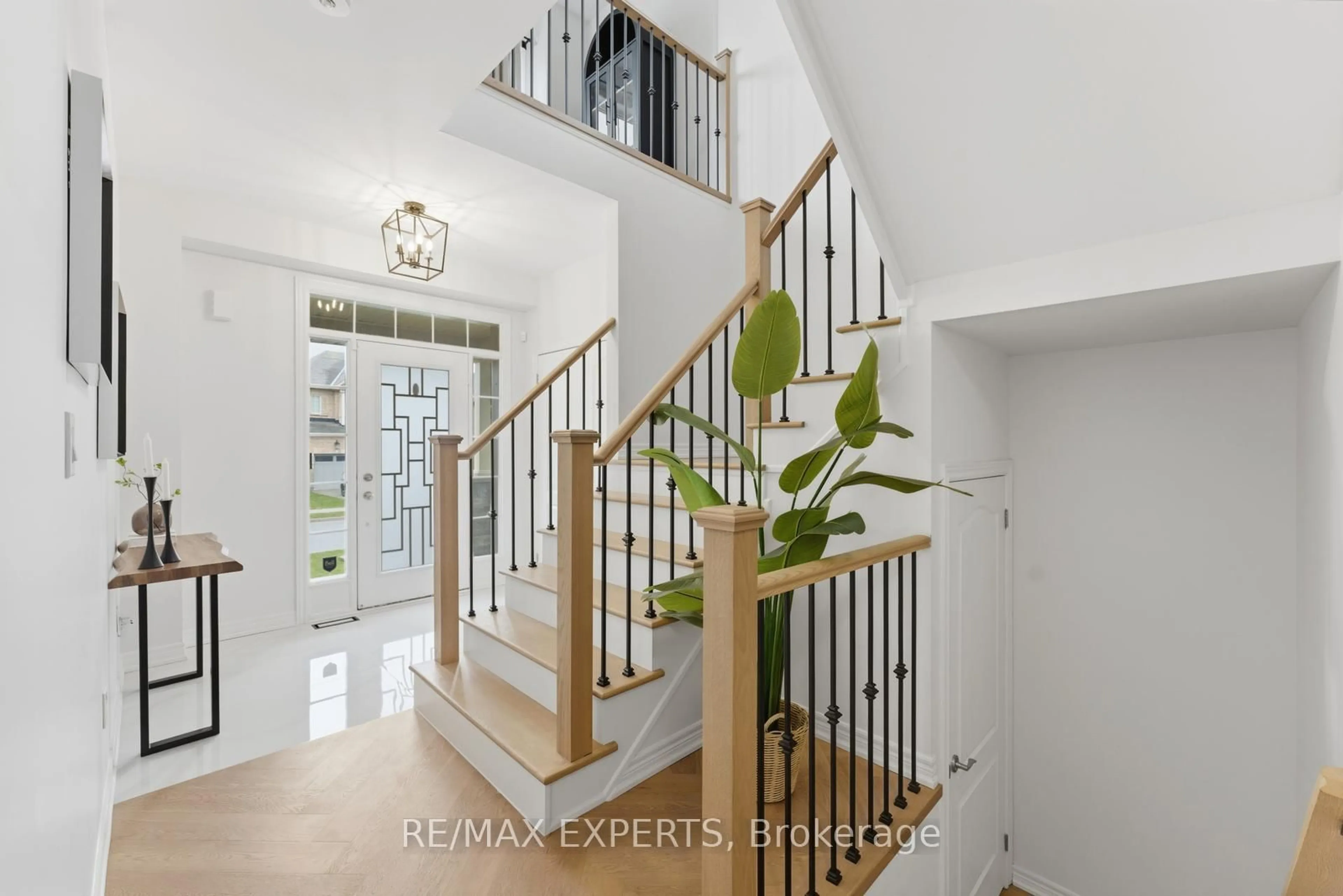 Indoor entryway for 87 Robb Thompson Rd, East Gwillimbury Ontario L0G 1M0