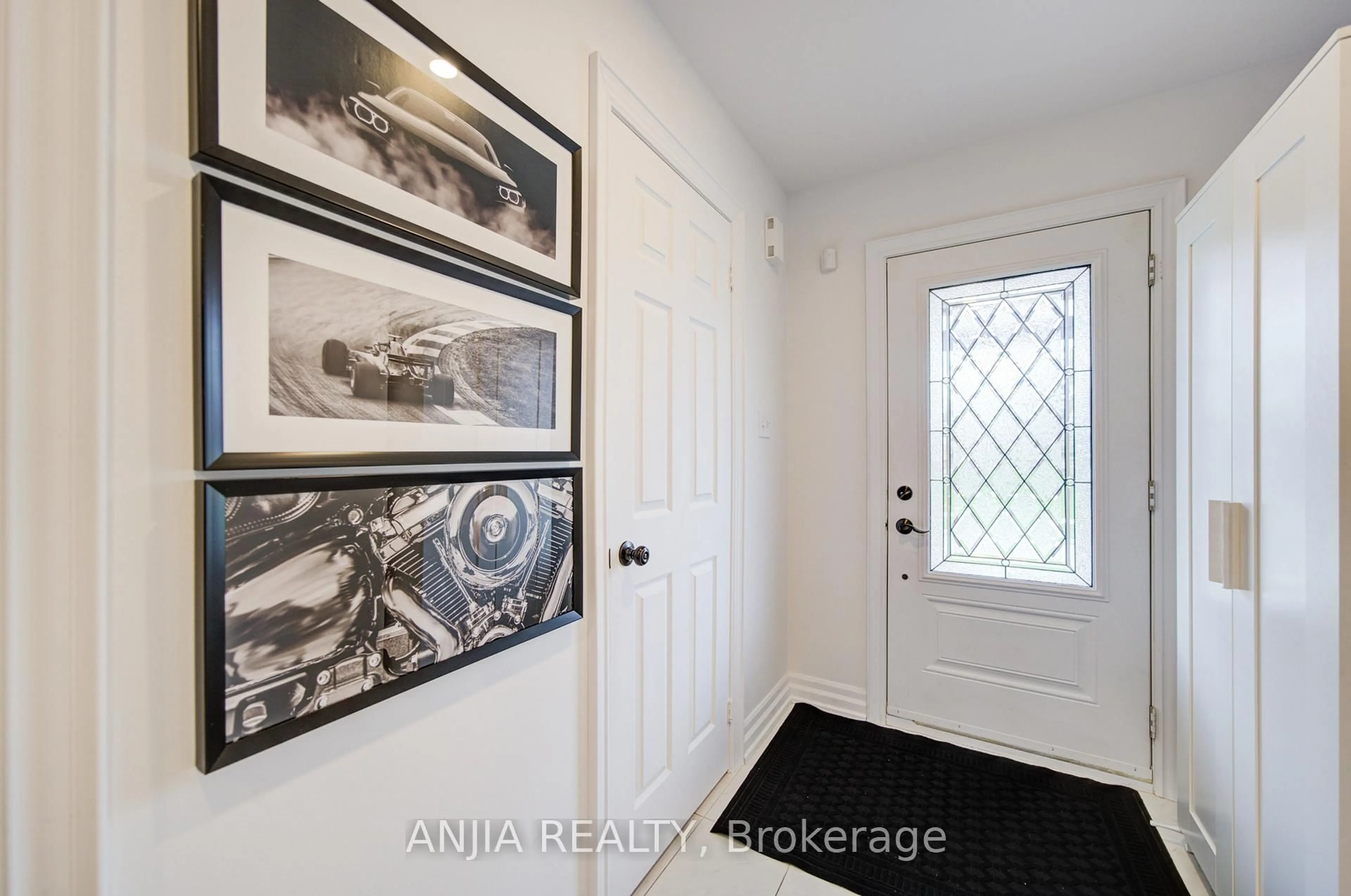 Indoor entryway for 503 Caboto Tr, Markham Ontario L3R 5S2