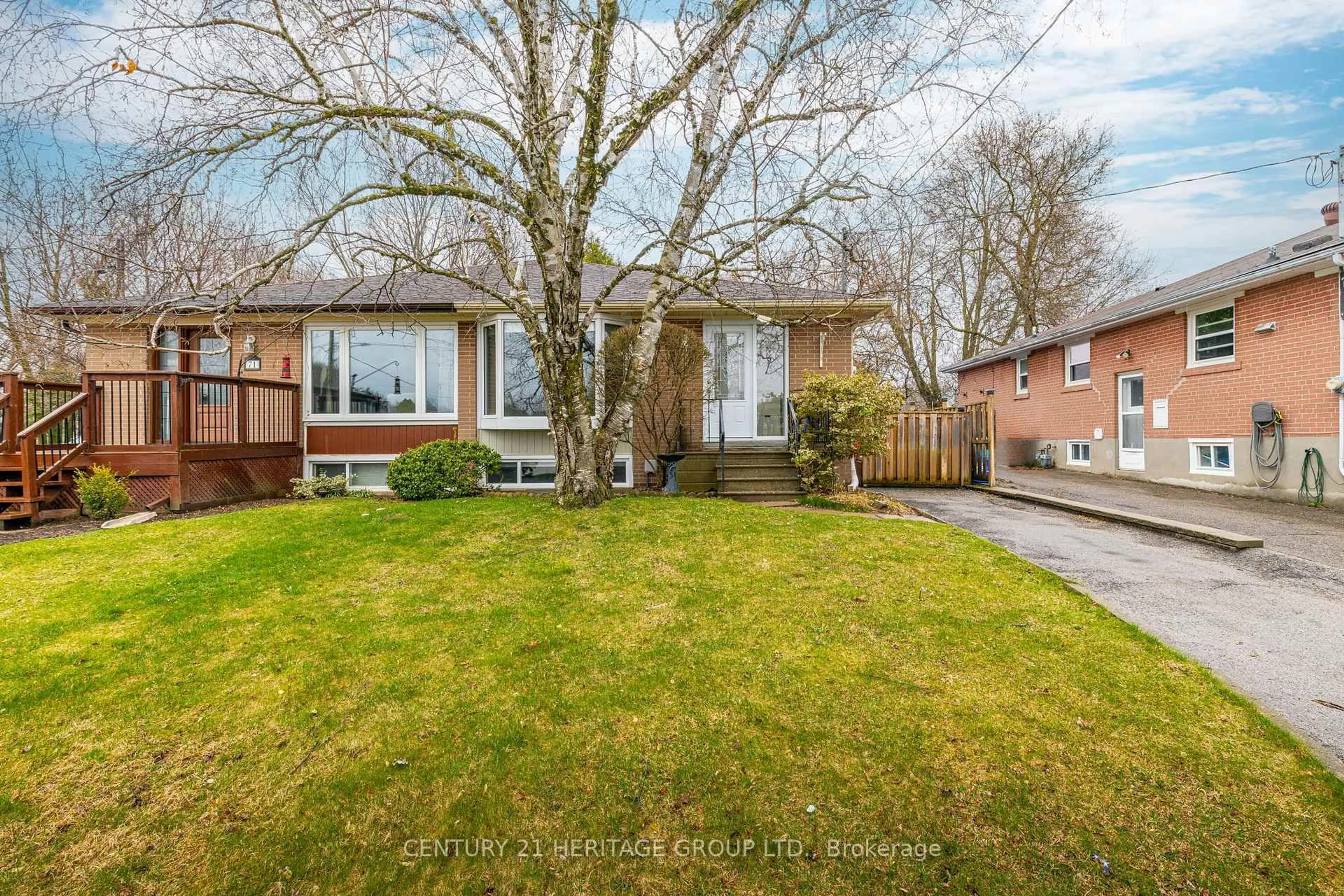 Home with brick exterior material, street for 69 Lindsay Ave, Newmarket Ontario L3Y 4N7