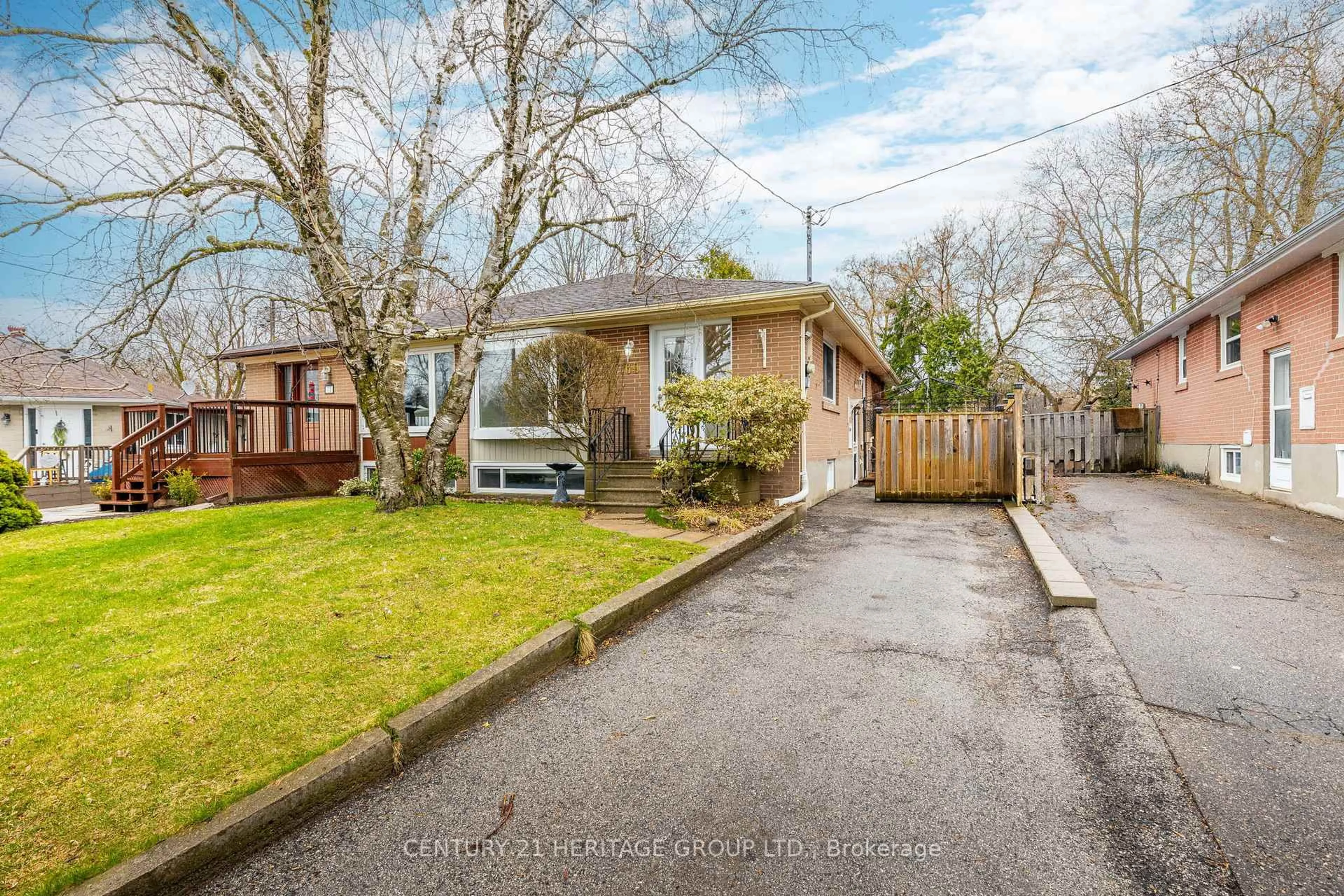 A pic from outside/outdoor area/front of a property/back of a property/a pic from drone, street for 69 Lindsay Ave, Newmarket Ontario L3Y 4N7