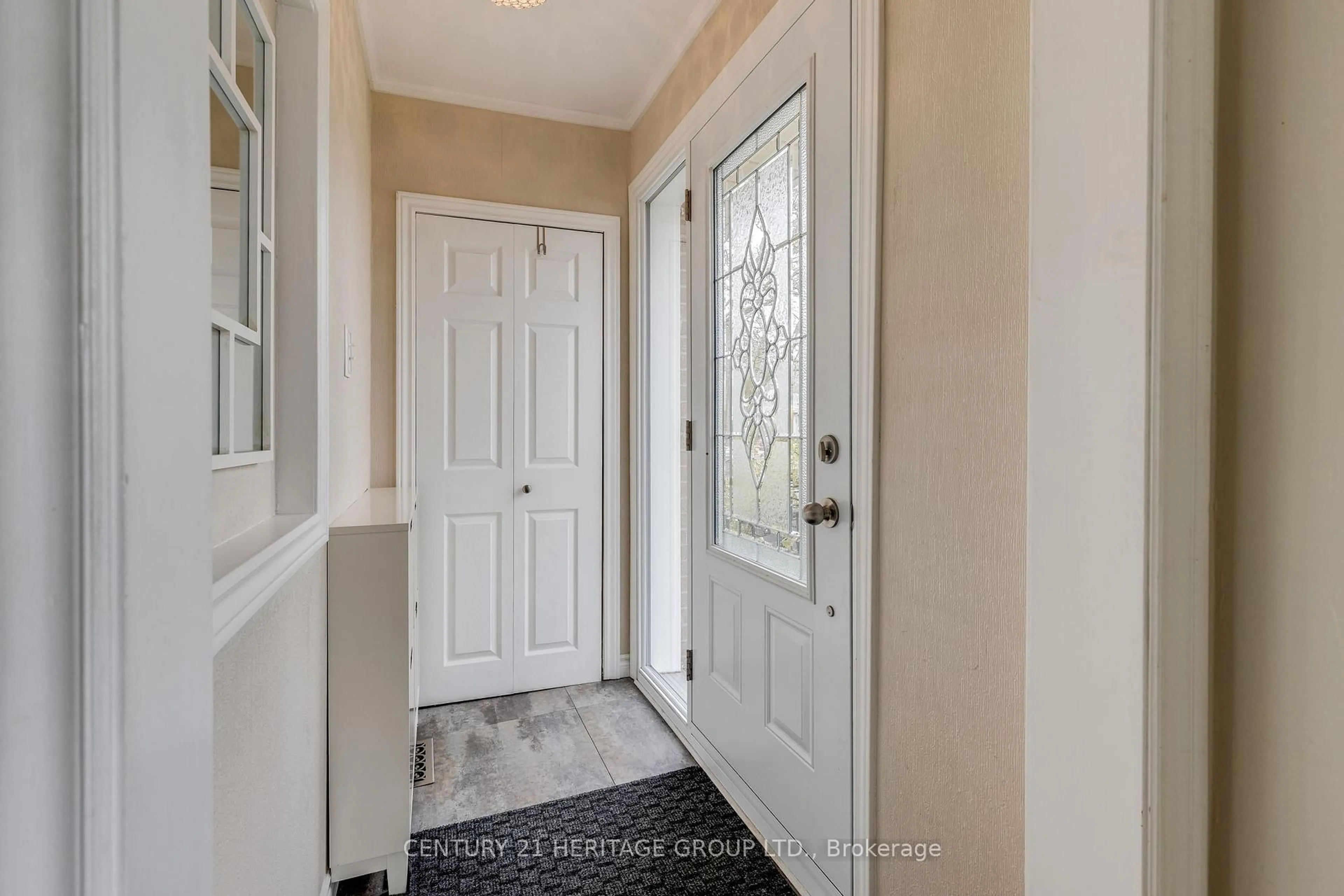 Indoor entryway for 69 Lindsay Ave, Newmarket Ontario L3Y 4N7