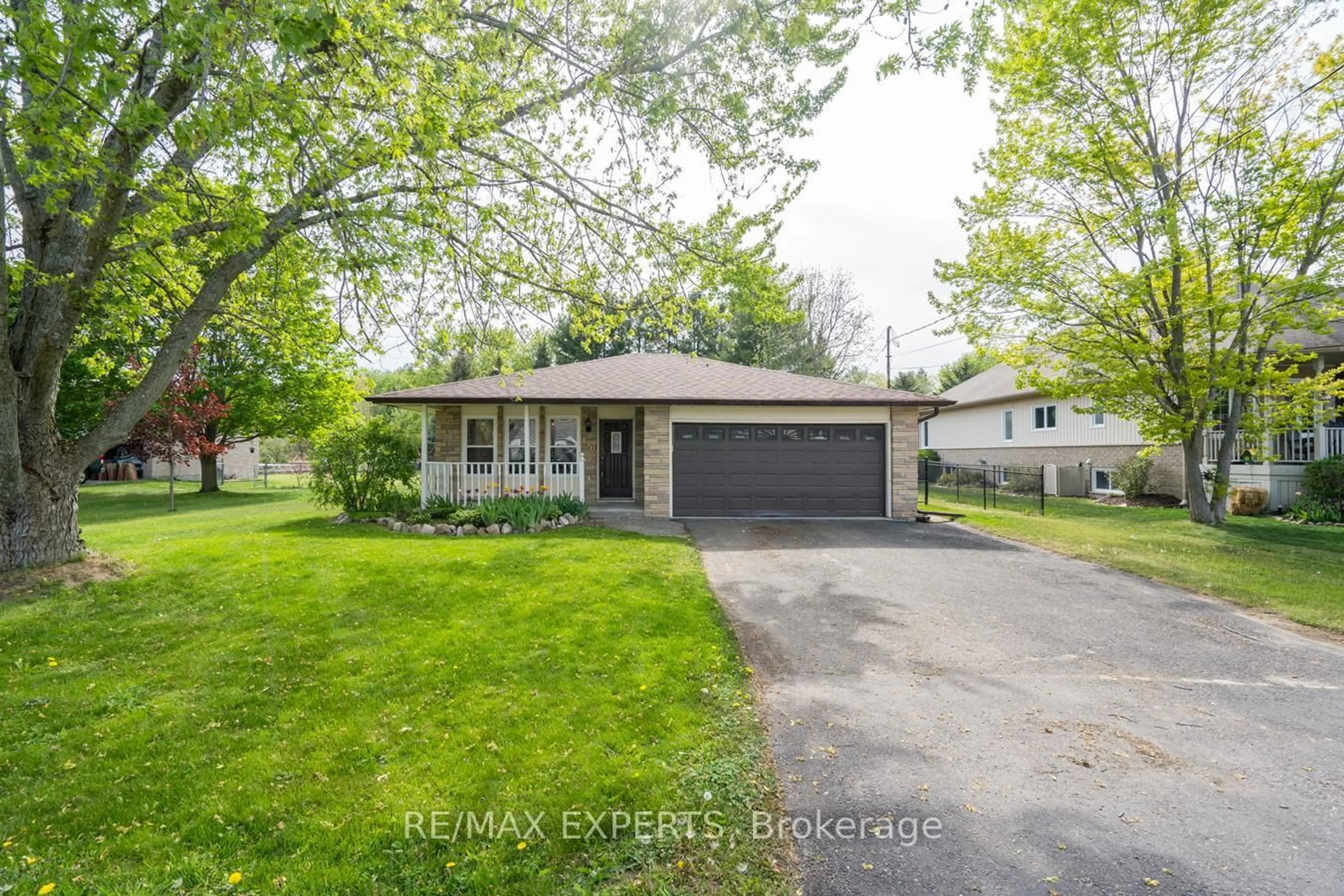 Home with vinyl exterior material, street for 140 Sand Rd, East Gwillimbury Ontario L9N 1H9