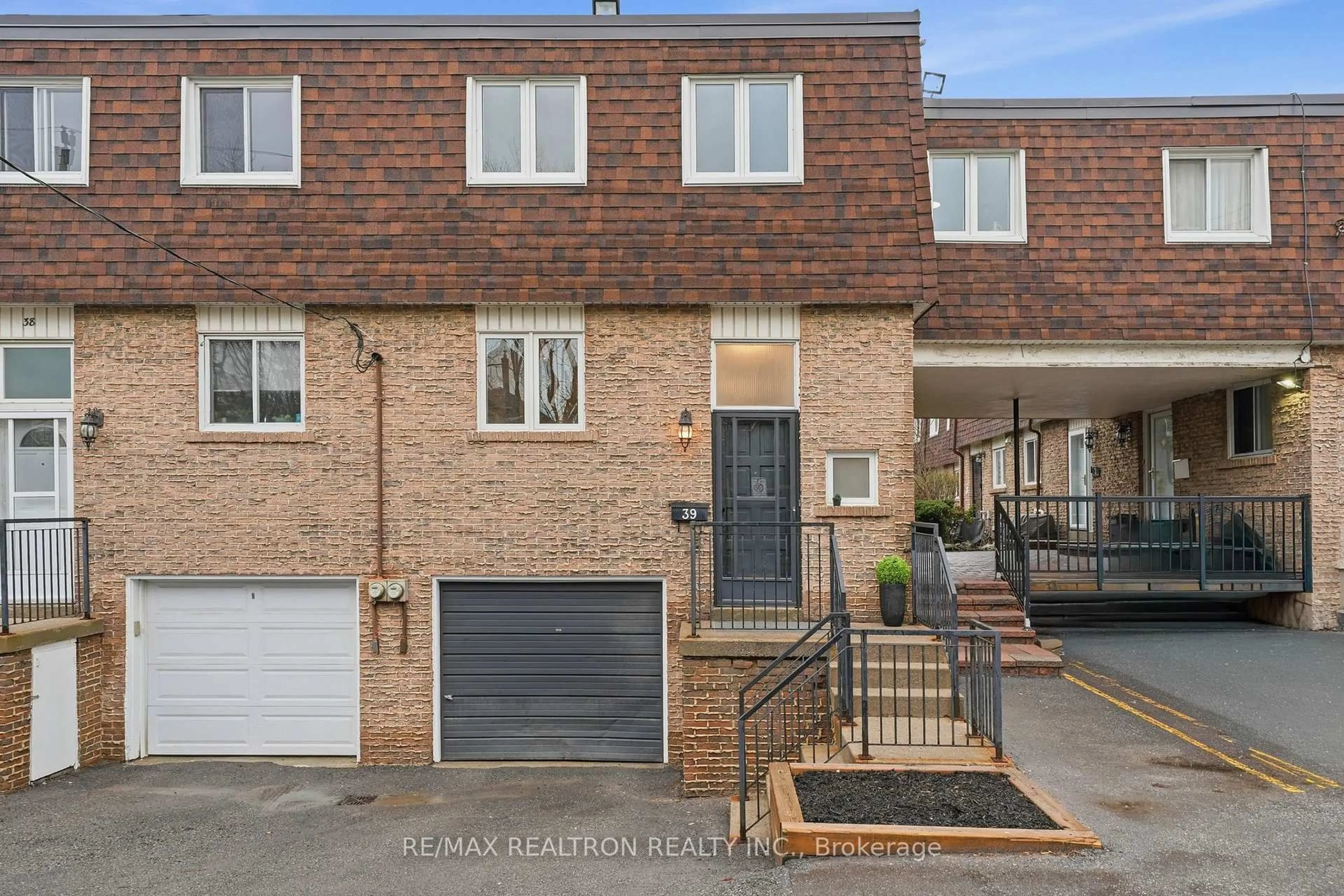 Home with brick exterior material, street for 39 The Carriage Way #39, Markham Ontario L3T 4V1