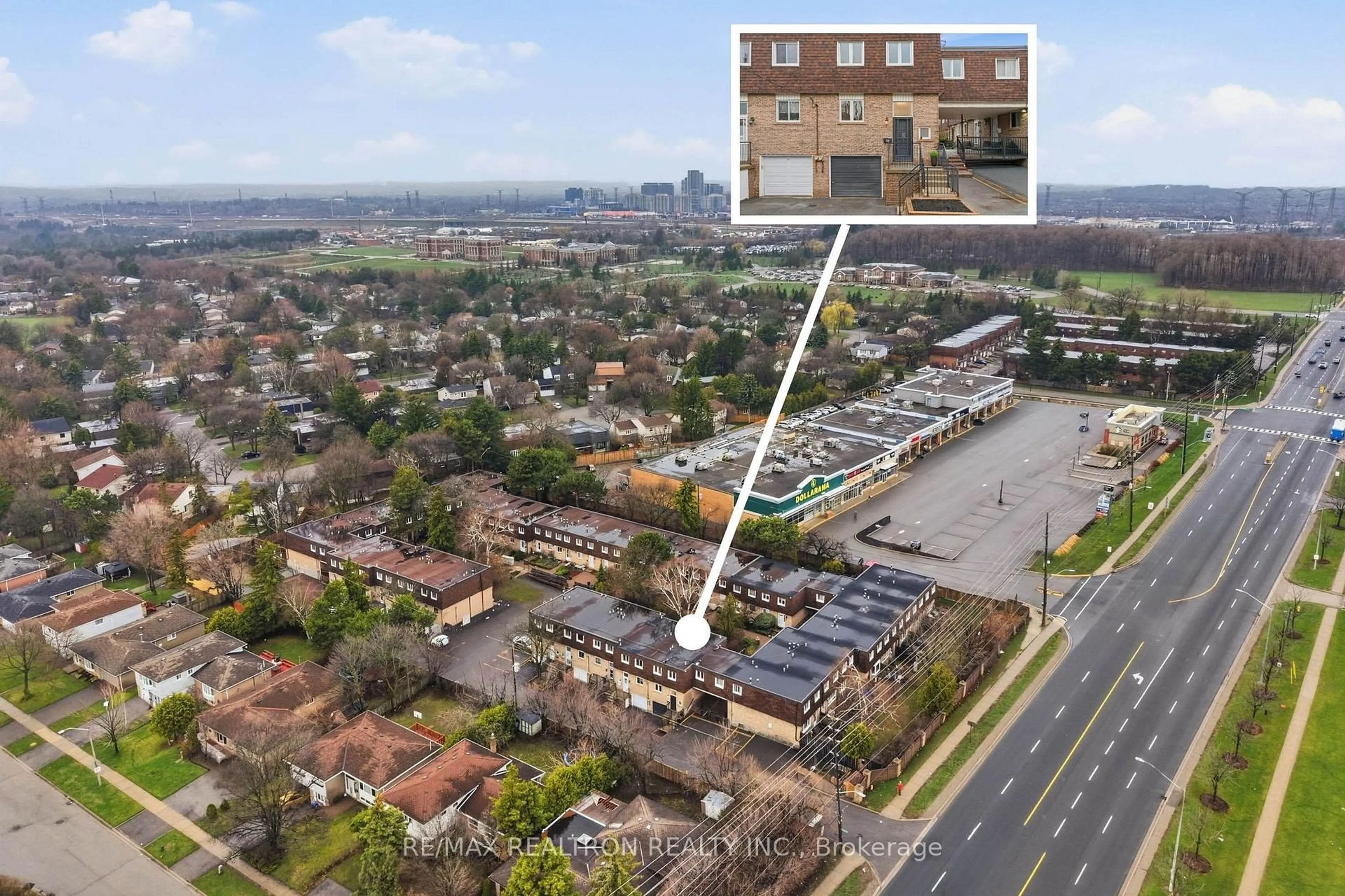 A pic from outside/outdoor area/front of a property/back of a property/a pic from drone, unknown for 39 The Carriage Way #39, Markham Ontario L3T 4V1