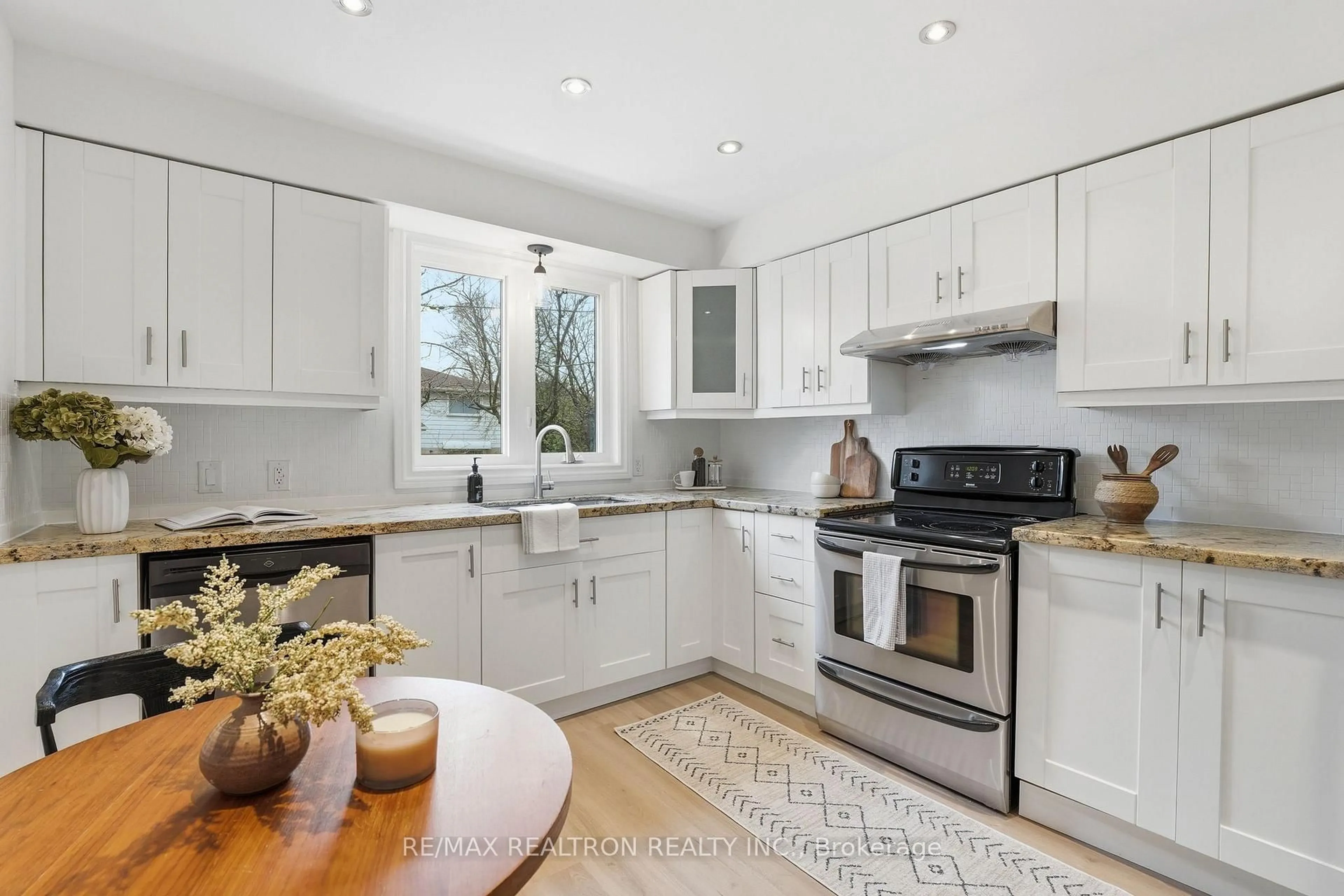 Open concept kitchen, ceramic/tile floor for 39 The Carriage Way #39, Markham Ontario L3T 4V1