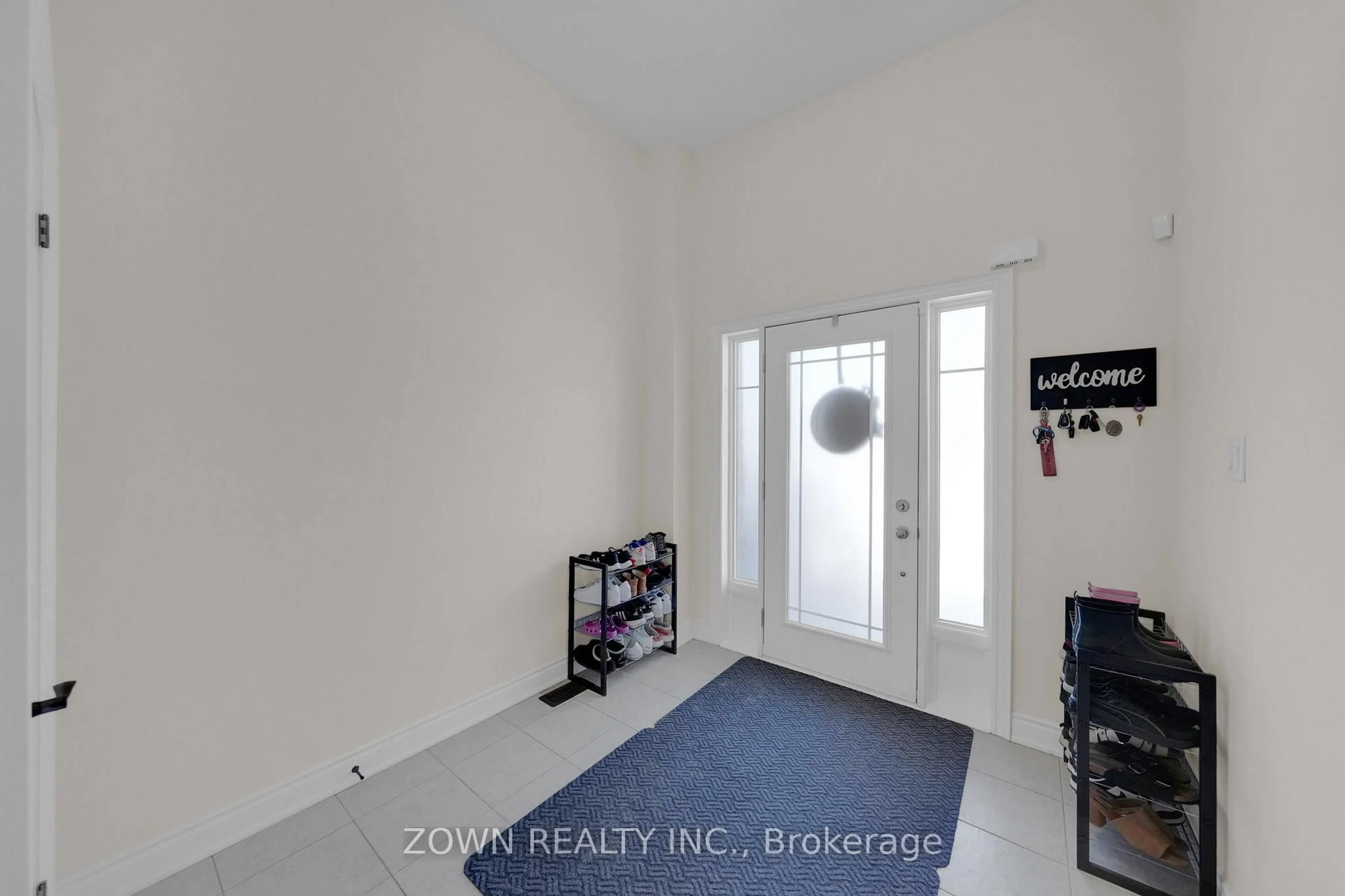 Indoor entryway for 81 Lorne Thomas Pl, New Tecumseth Ontario L9R 0T8