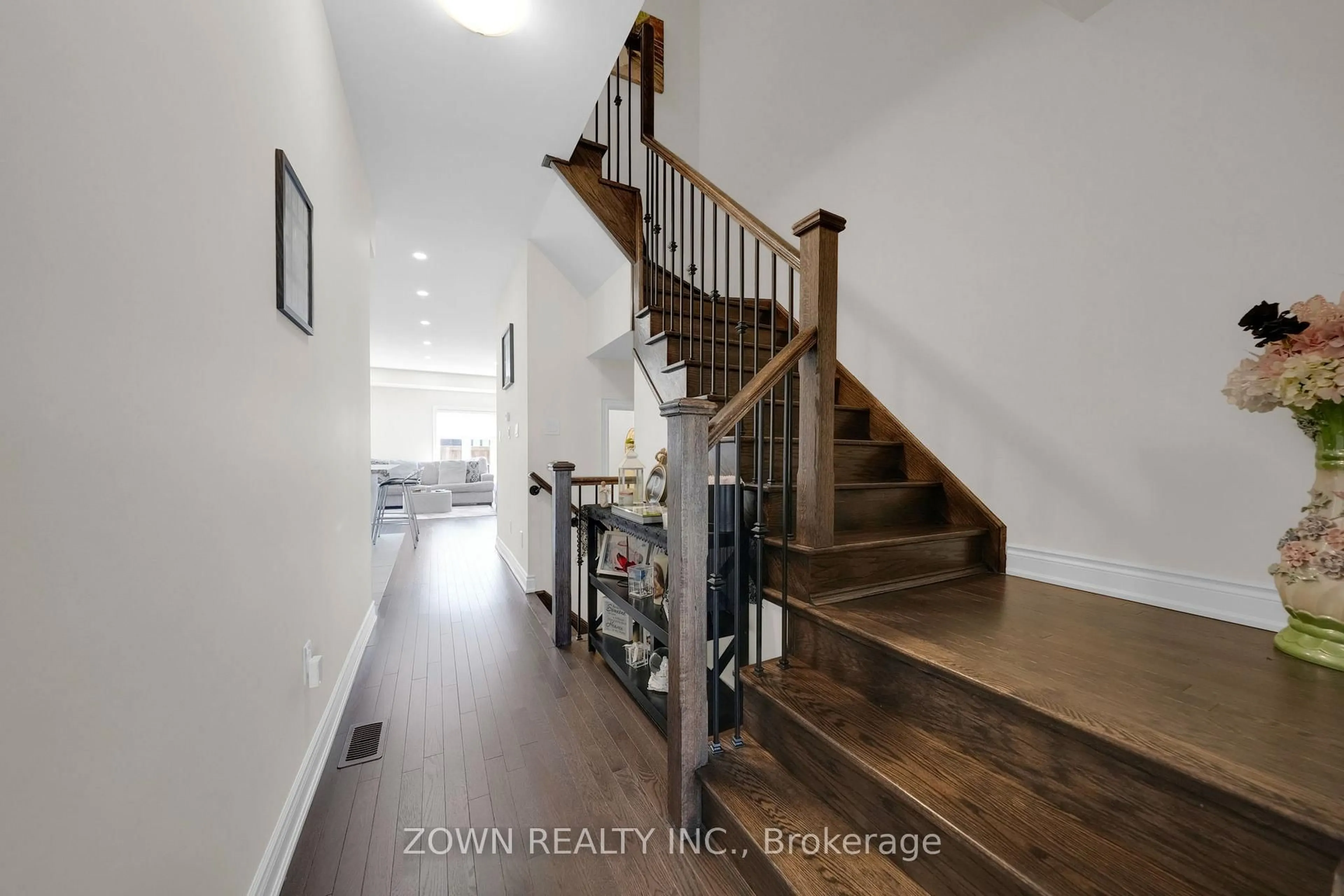 Indoor entryway for 81 Lorne Thomas Pl, New Tecumseth Ontario L9R 0T8