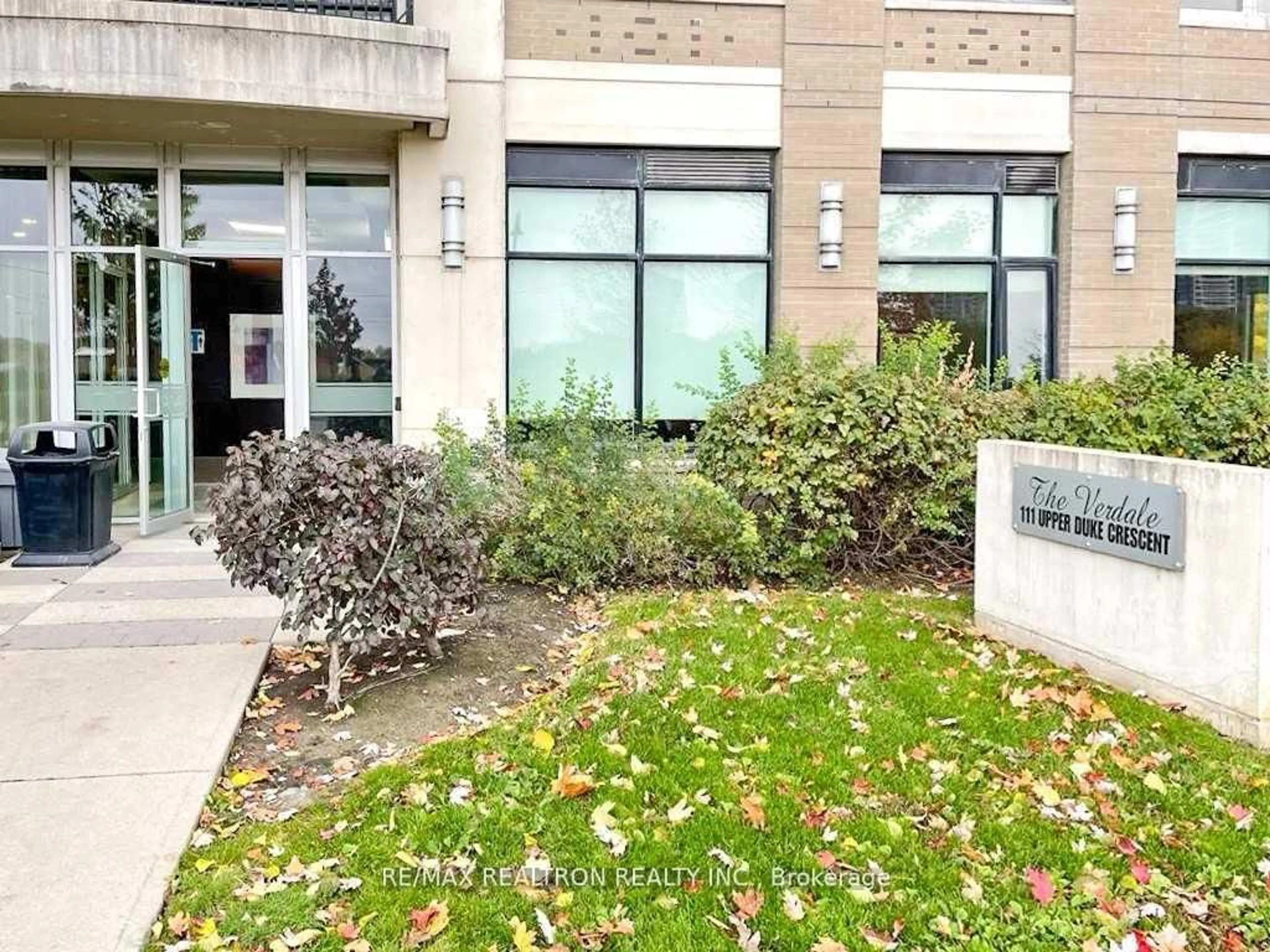 Indoor foyer for 111 Upper Duke Cres #701, Markham Ontario L6G 0C8