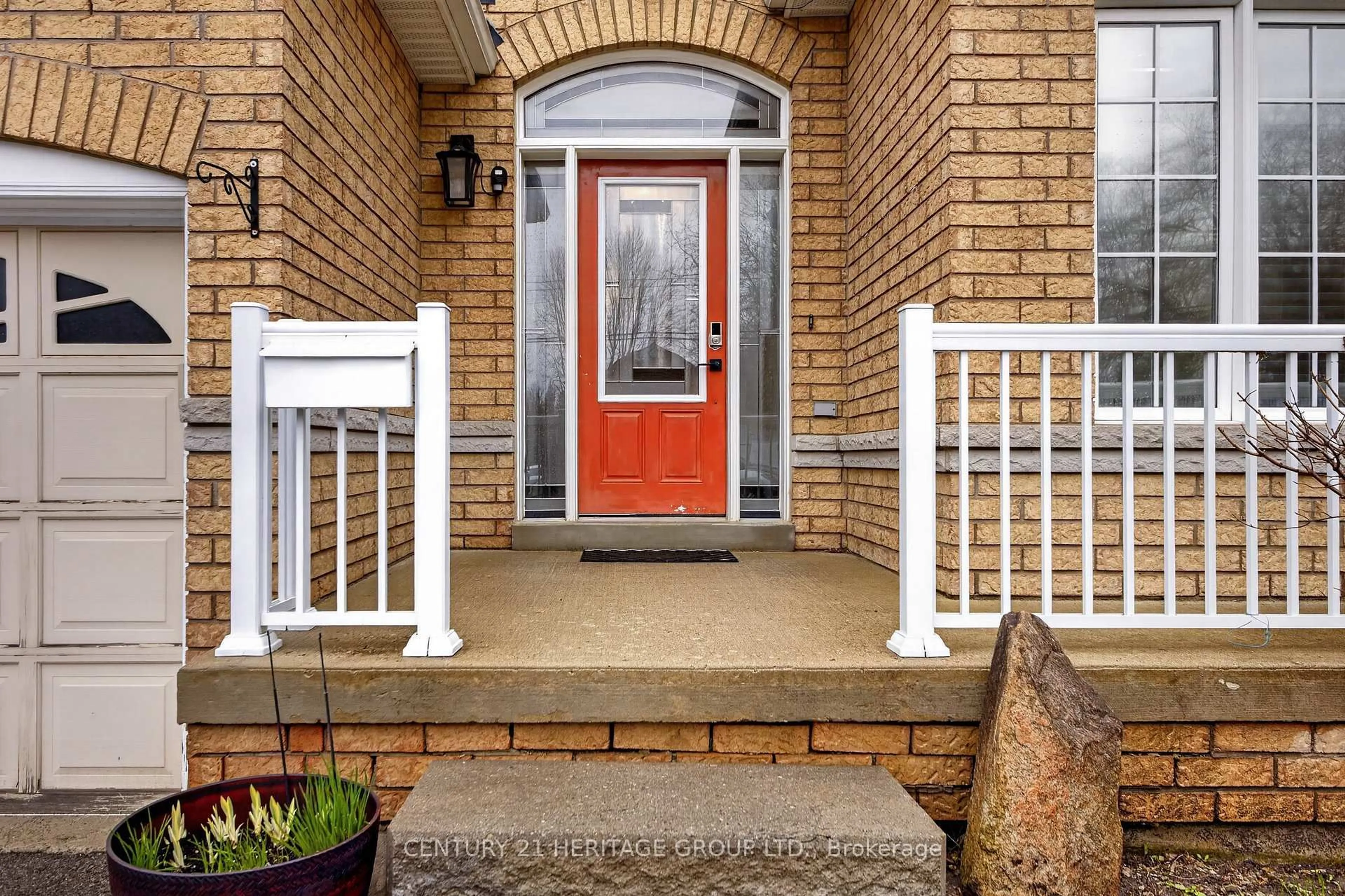 Indoor entryway for 136 Riveredge Dr, Georgina Ontario L4P 2P3