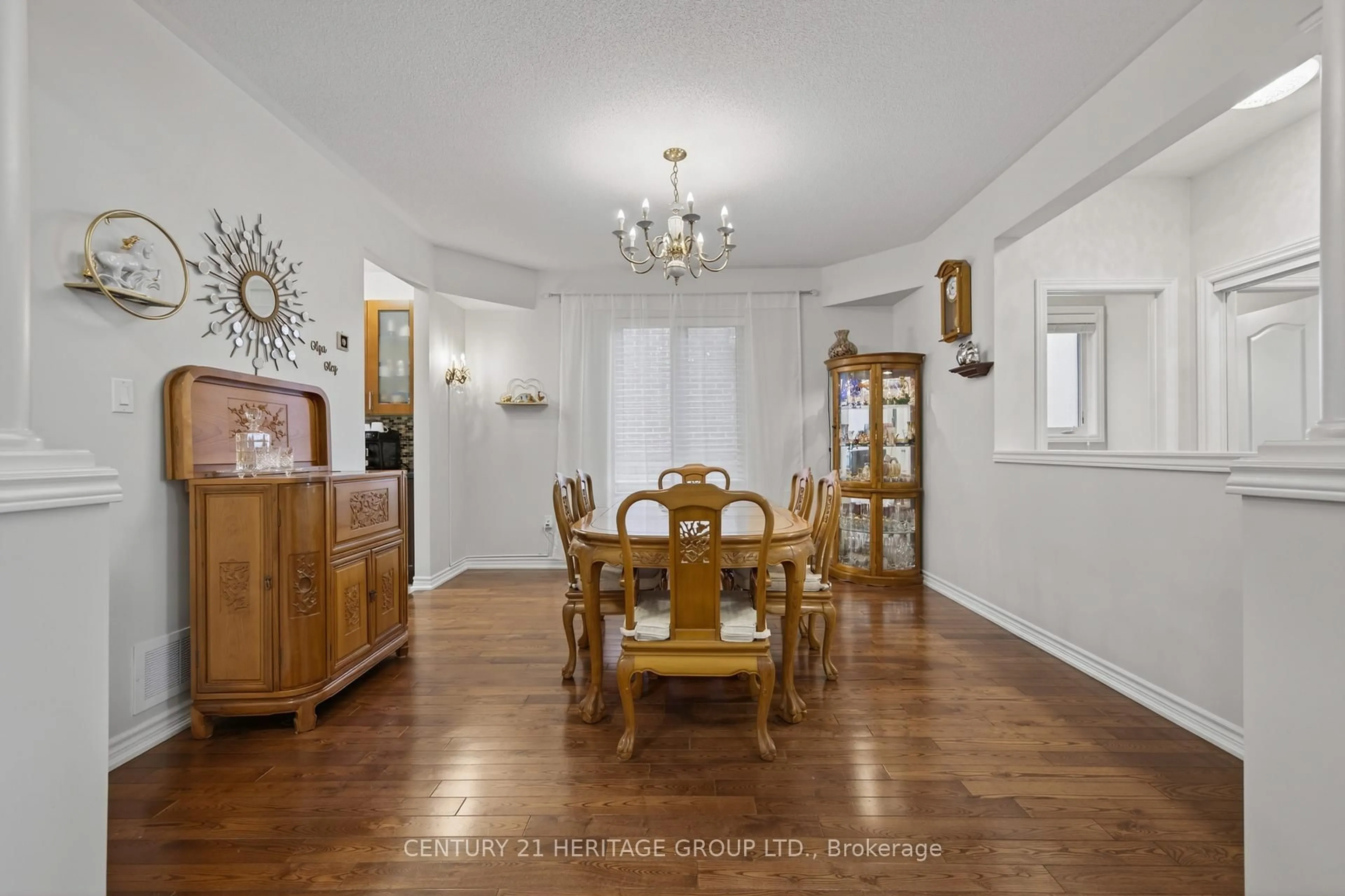 Dining room, wood/laminate floor for 136 Riveredge Dr, Georgina Ontario L4P 2P3