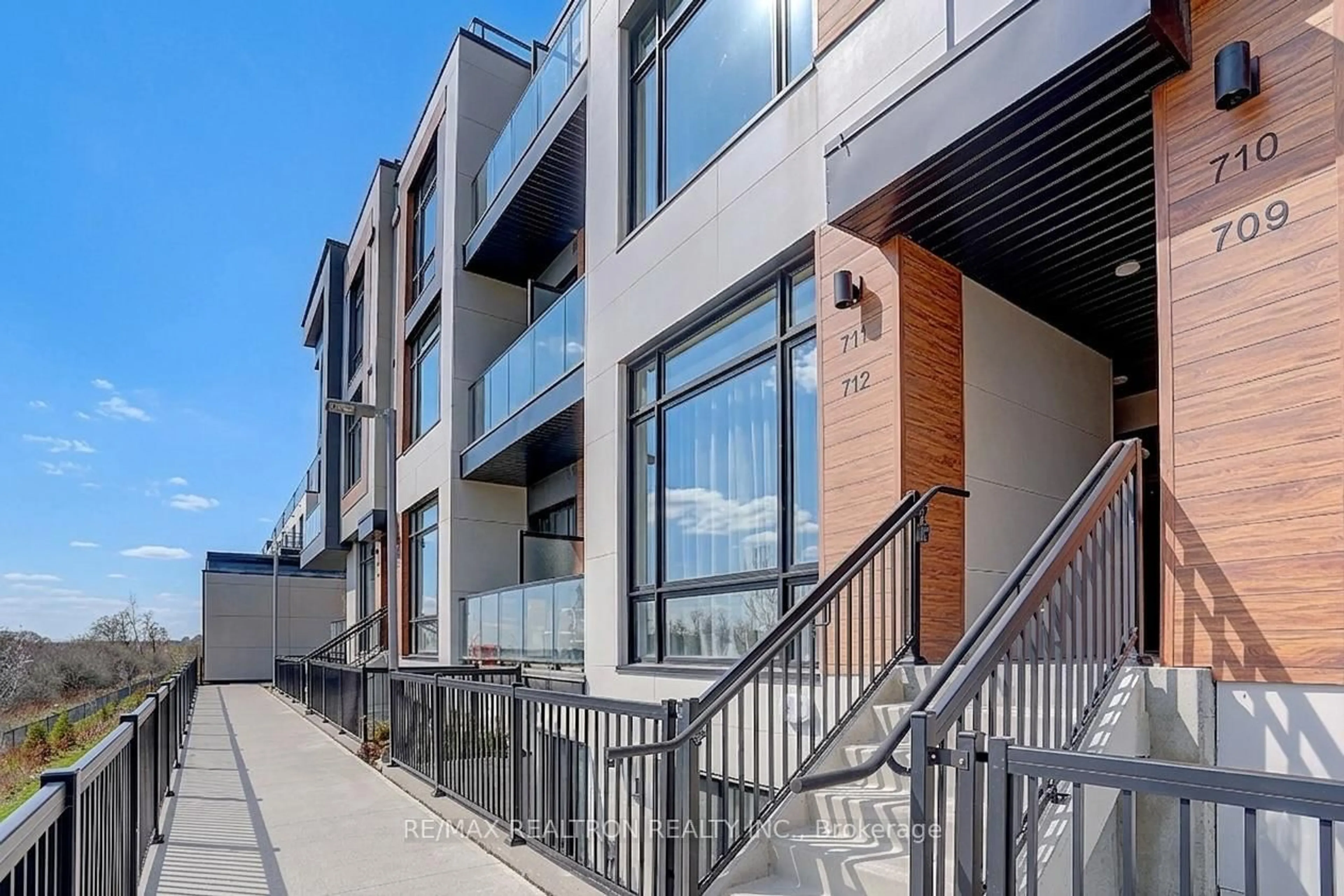 Patio, street for 5 Steckley House Lane #711, Richmond Hill Ontario L4S 0N2