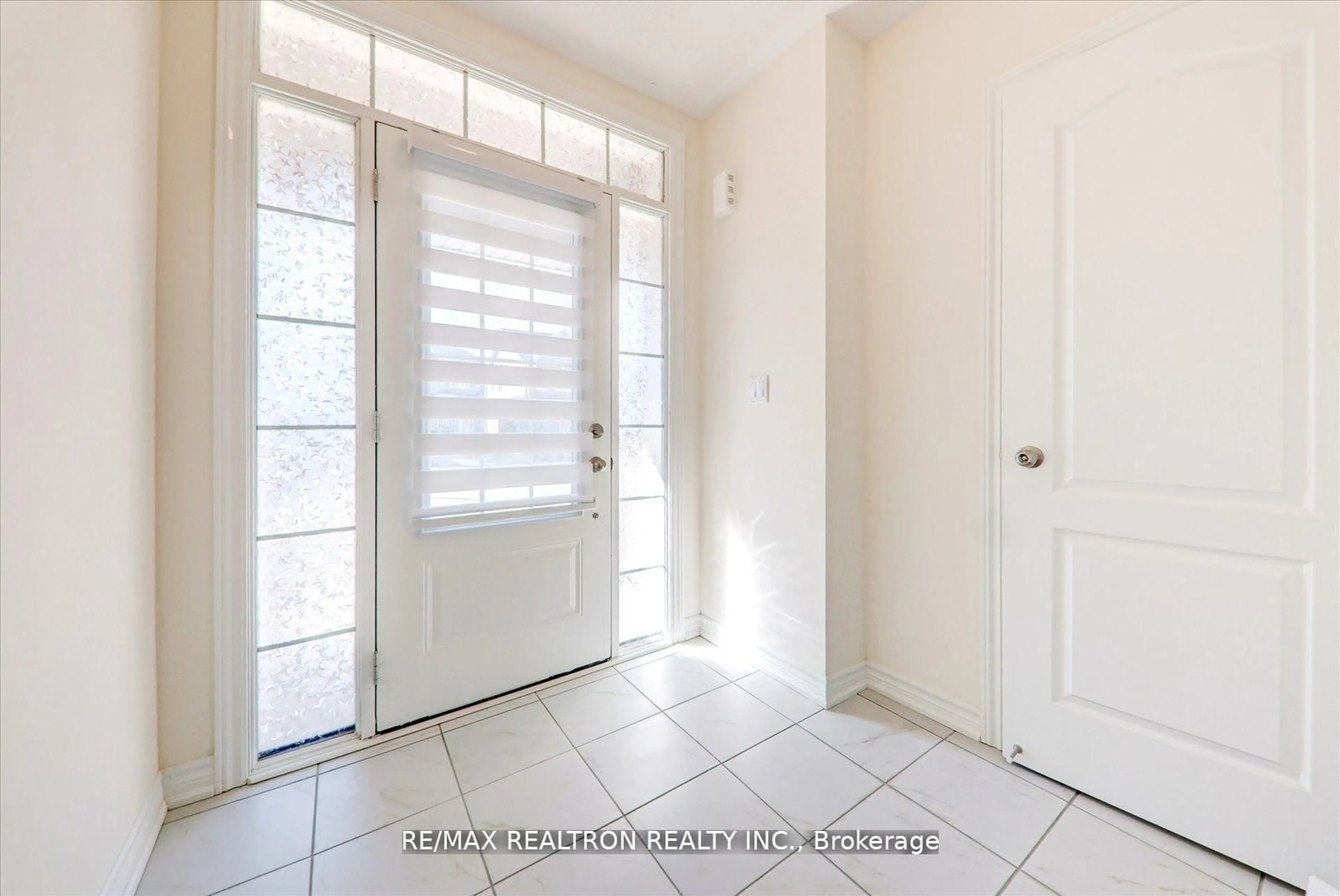 Indoor entryway for 122 Cliff Thompson Crt, Georgina Ontario L0E 1R0