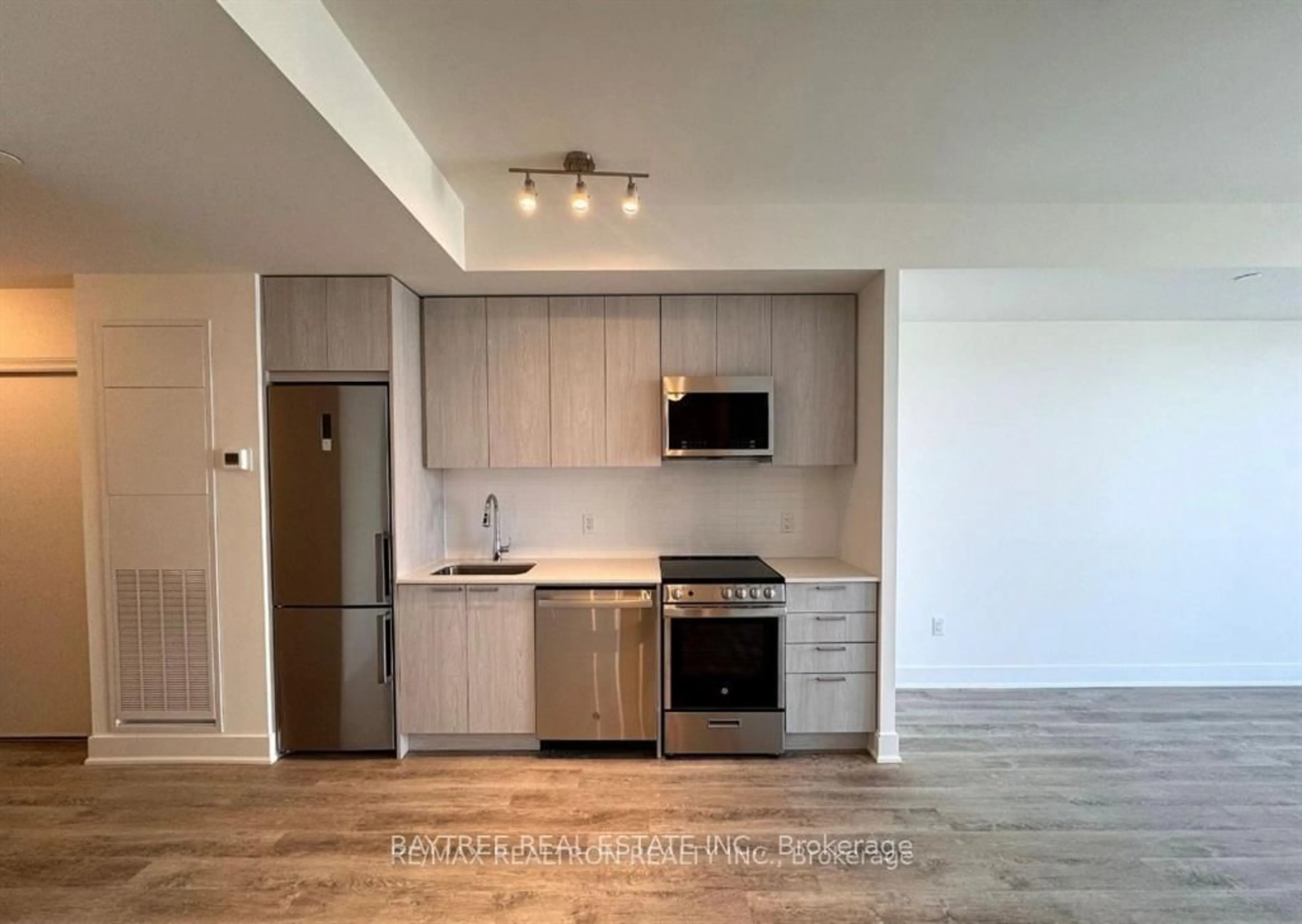 Standard kitchen, wood/laminate floor for 185 Deerfield Rd #1205, Newmarket Ontario L3Y 0G7