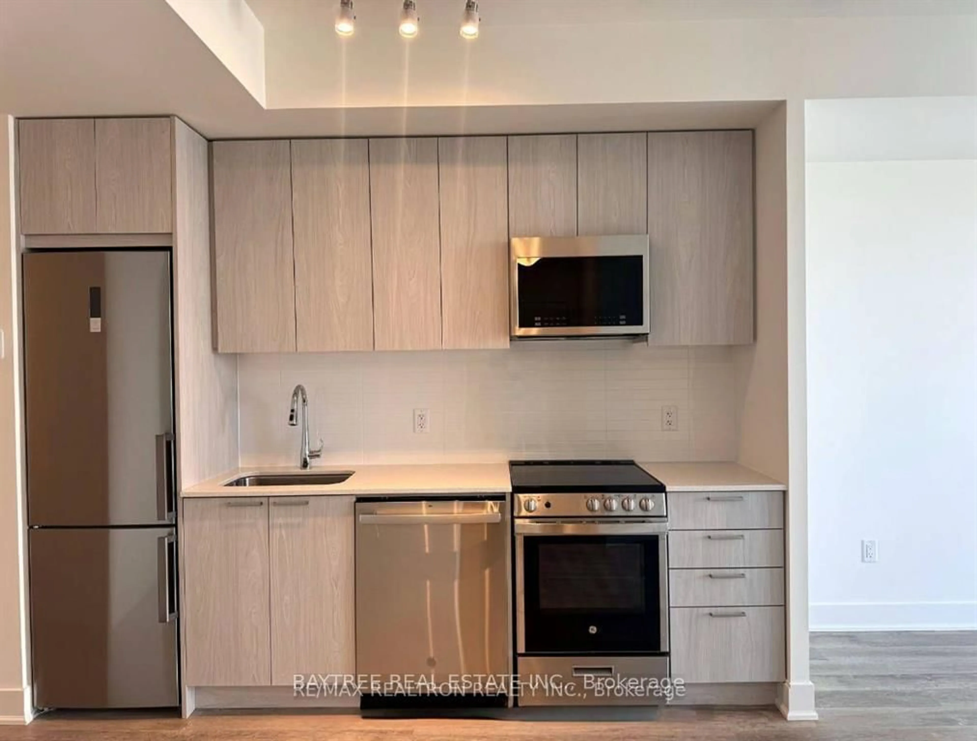 Standard kitchen, wood/laminate floor for 185 Deerfield Rd #1205, Newmarket Ontario L3Y 0G7