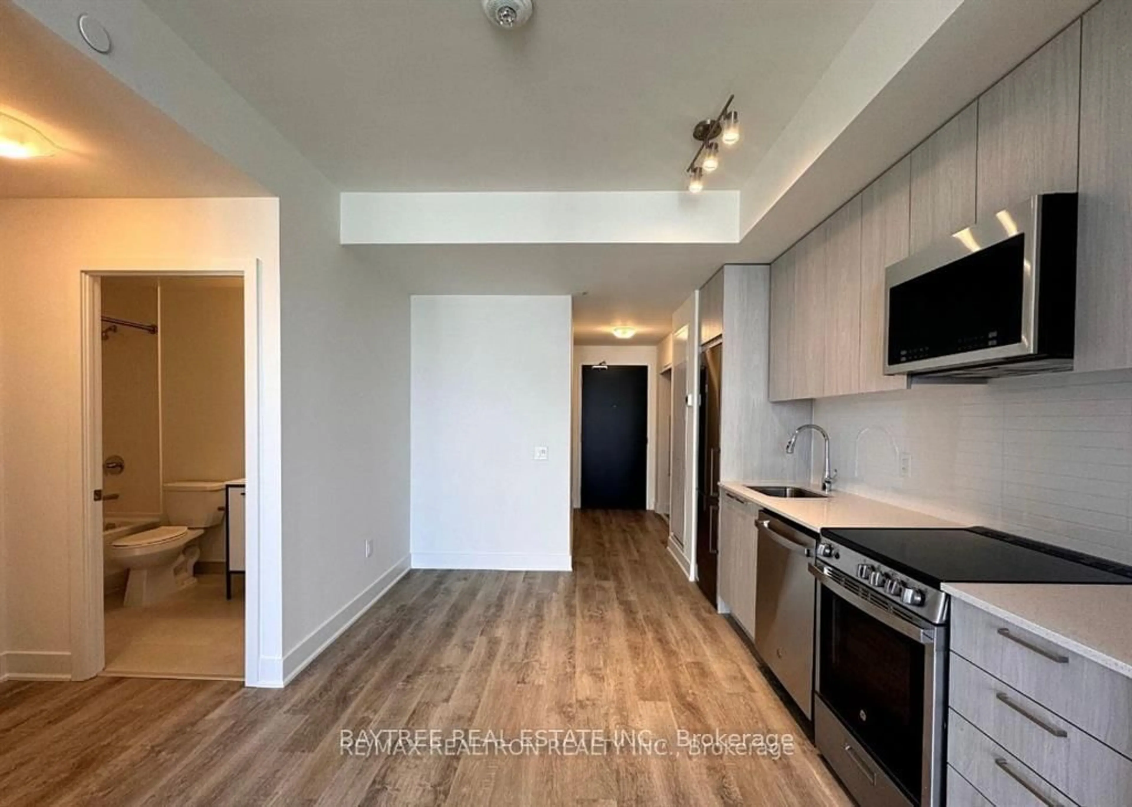 Standard kitchen, wood/laminate floor for 185 Deerfield Rd #1205, Newmarket Ontario L3Y 0G7