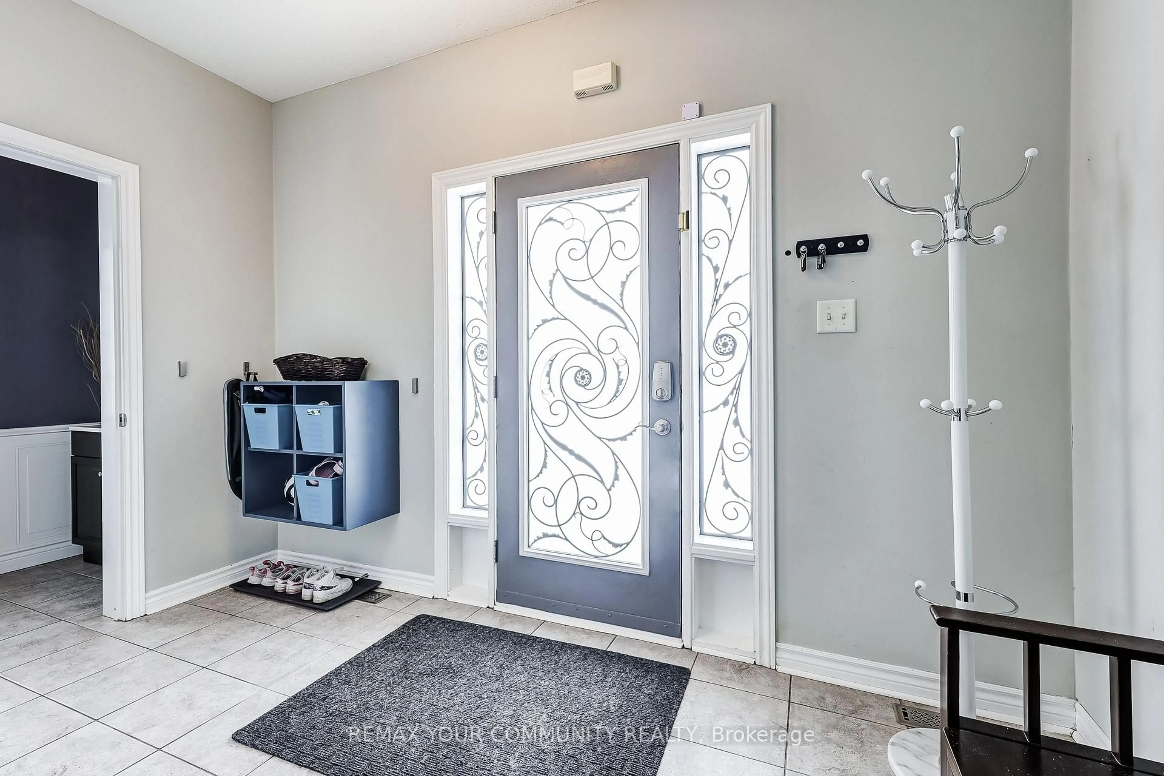 Indoor entryway for 2 Laurelbank Cres, Georgina Ontario L4P 4H6