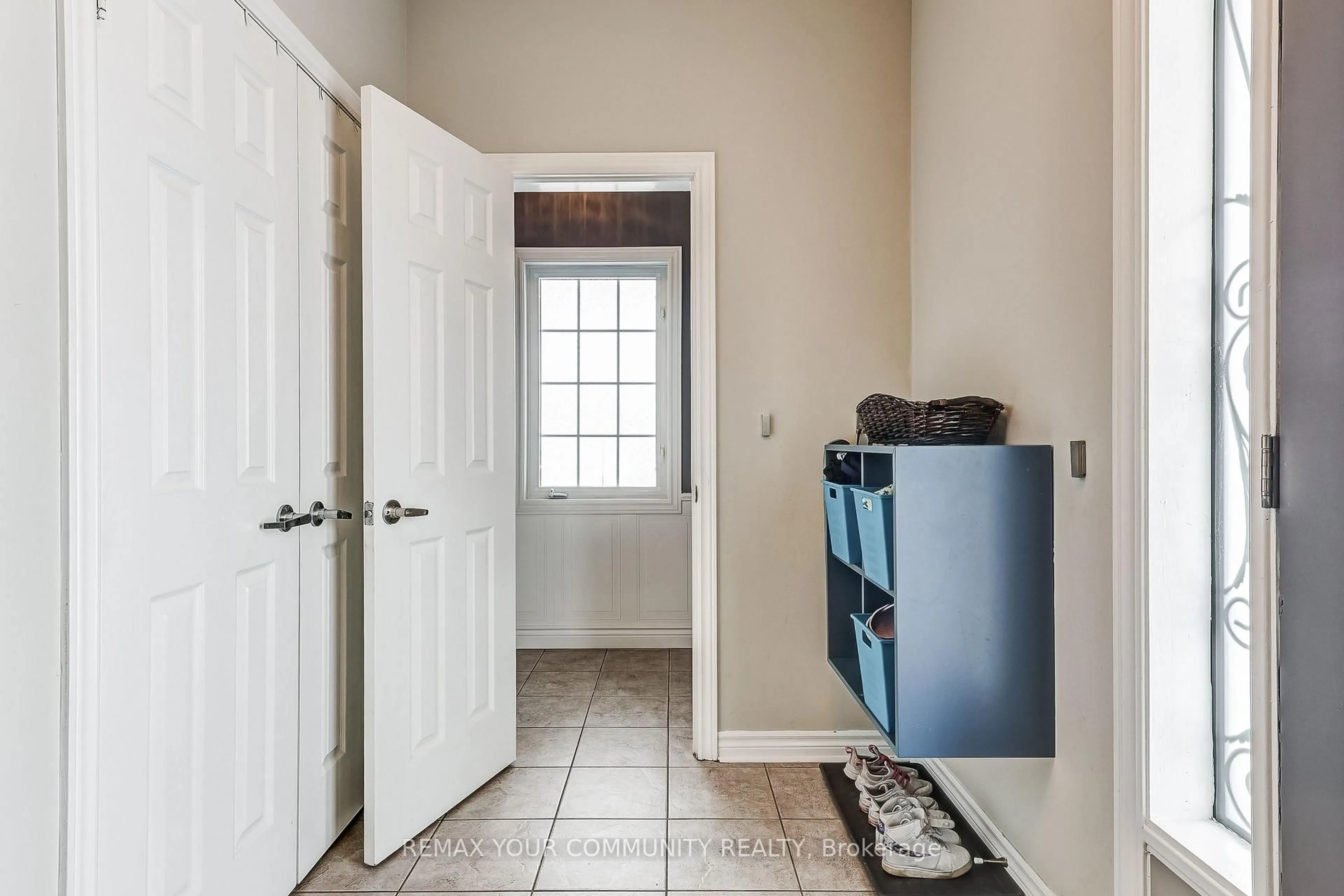 Indoor entryway for 2 Laurelbank Cres, Georgina Ontario L4P 4H6