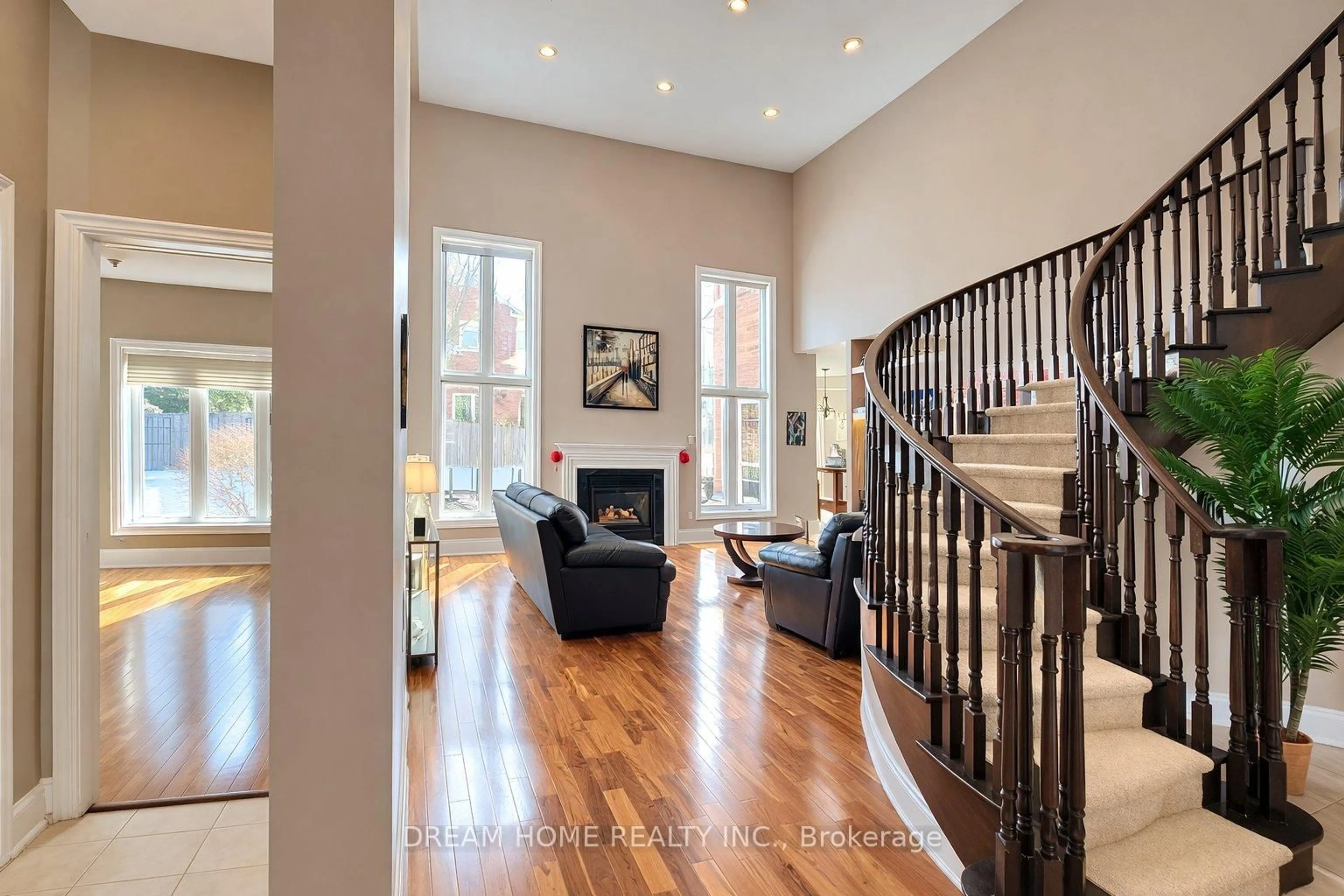 Indoor foyer for 735 Foxcroft Blvd, Newmarket Ontario L3X 1N1