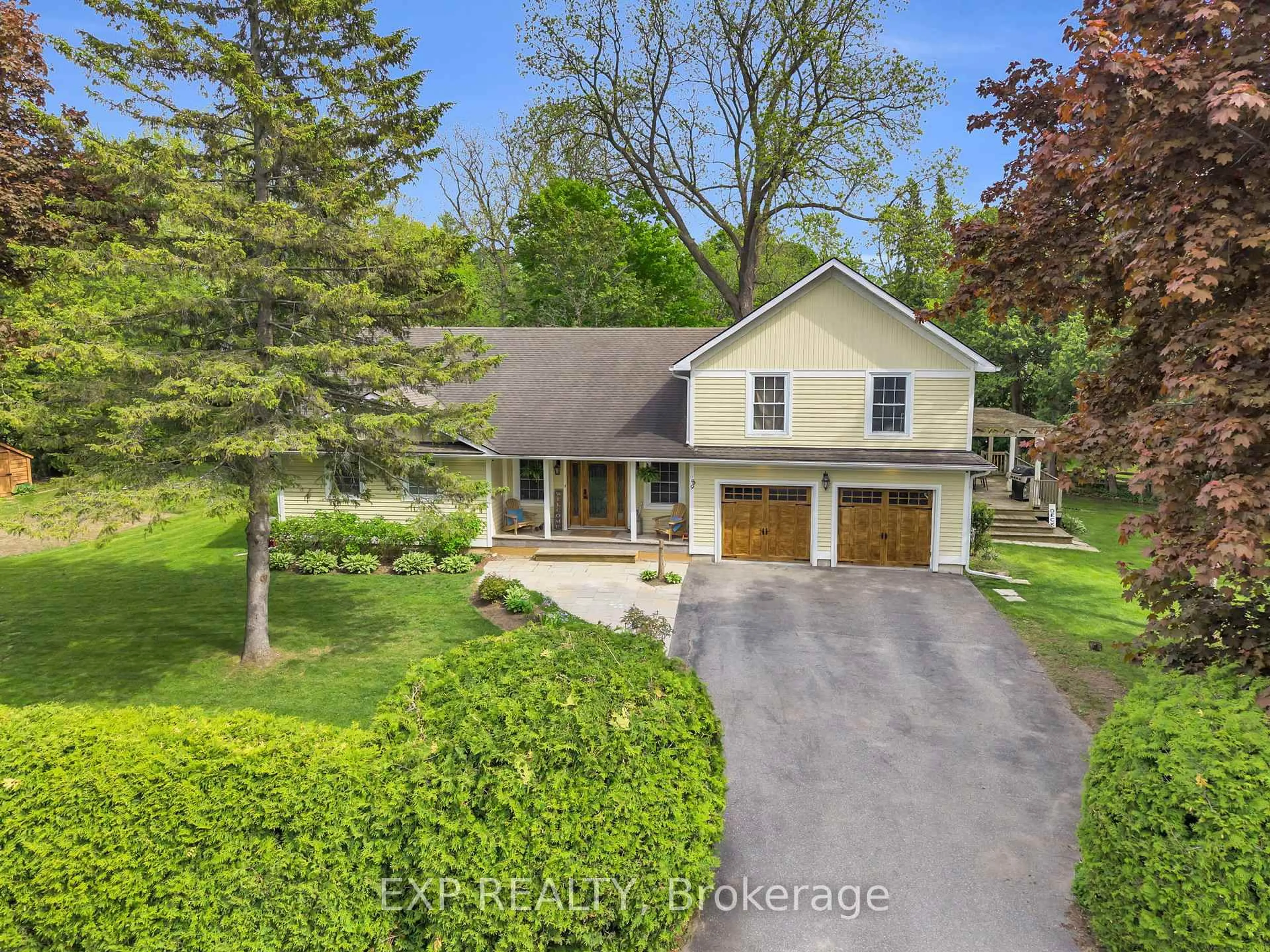 A pic from outside/outdoor area/front of a property/back of a property/a pic from drone, street for 89 River St, Georgina Ontario L0E 1R0