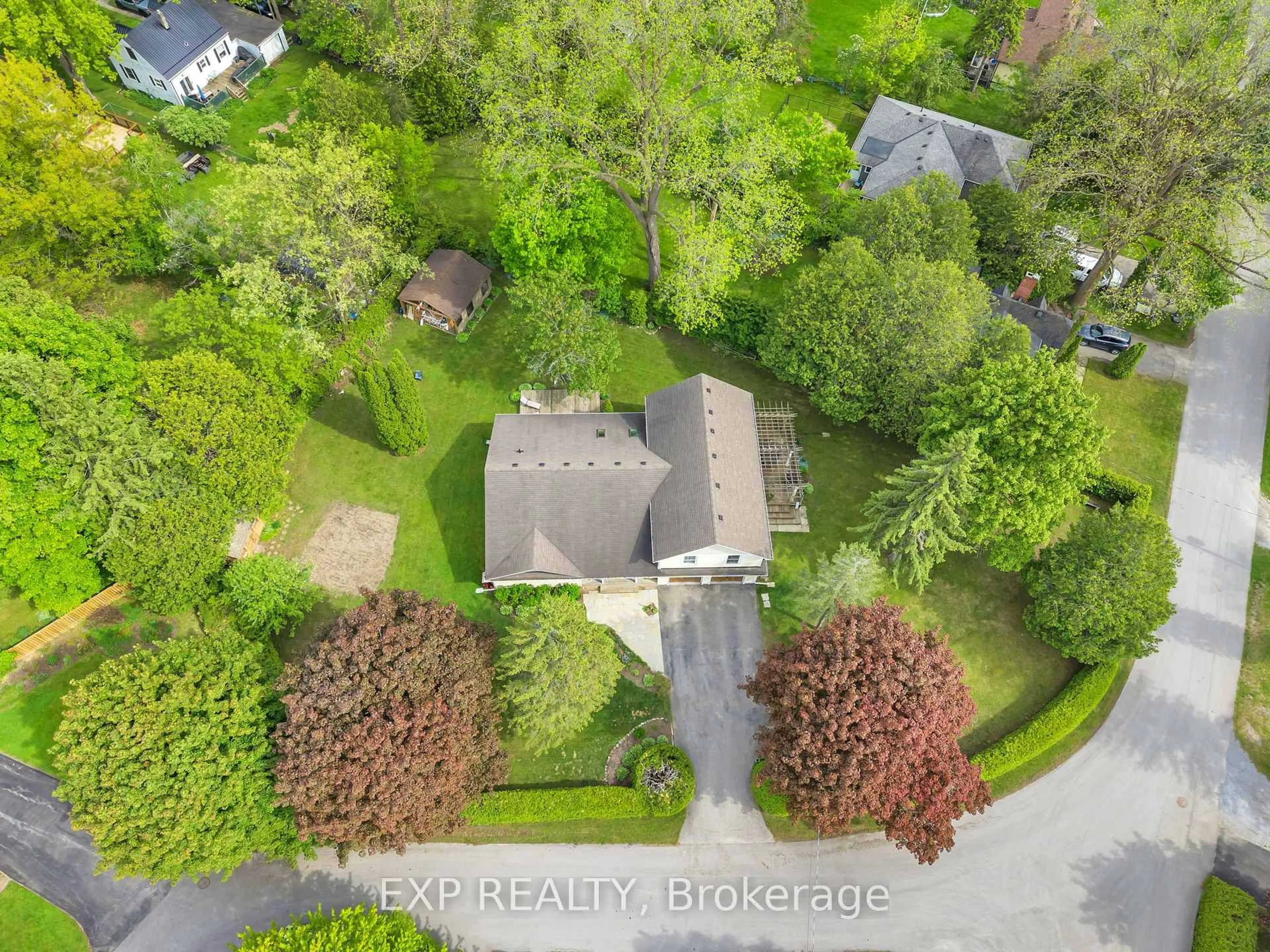 A pic from outside/outdoor area/front of a property/back of a property/a pic from drone, street for 89 River St, Georgina Ontario L0E 1R0