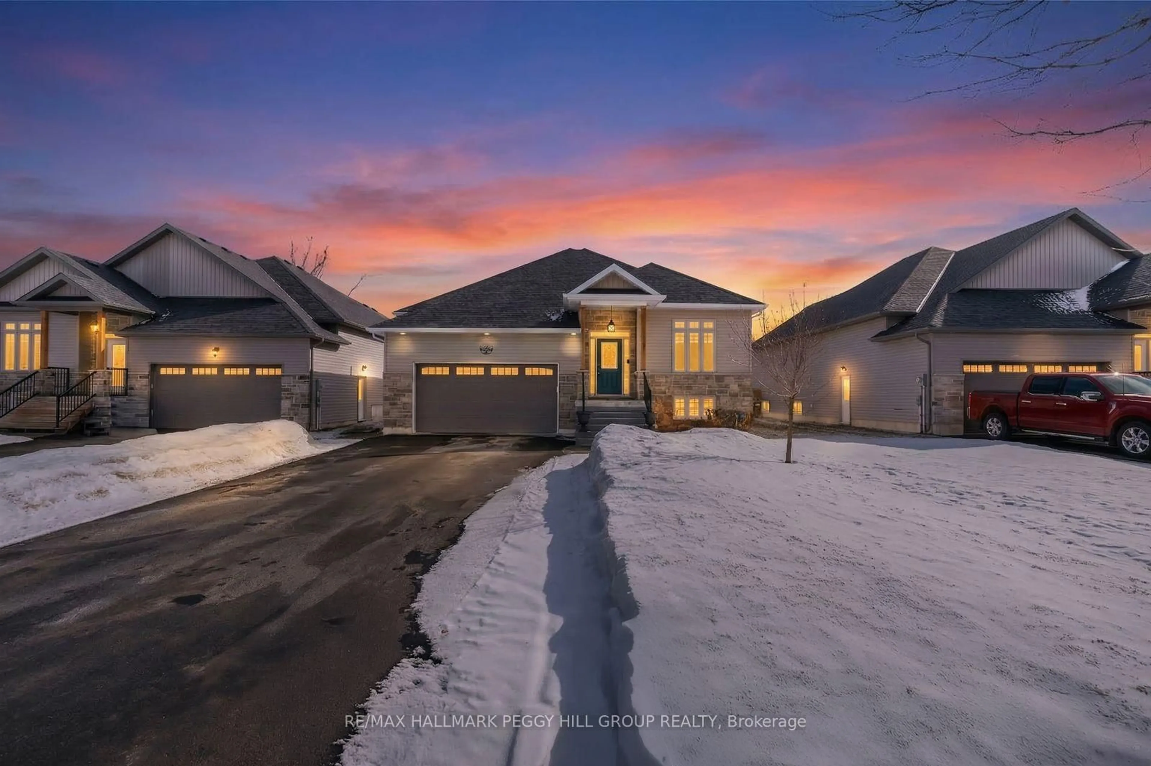 A pic from outside/outdoor area/front of a property/back of a property/a pic from drone, street for 2967 Earl St, Innisfil Ontario L9S 3E2