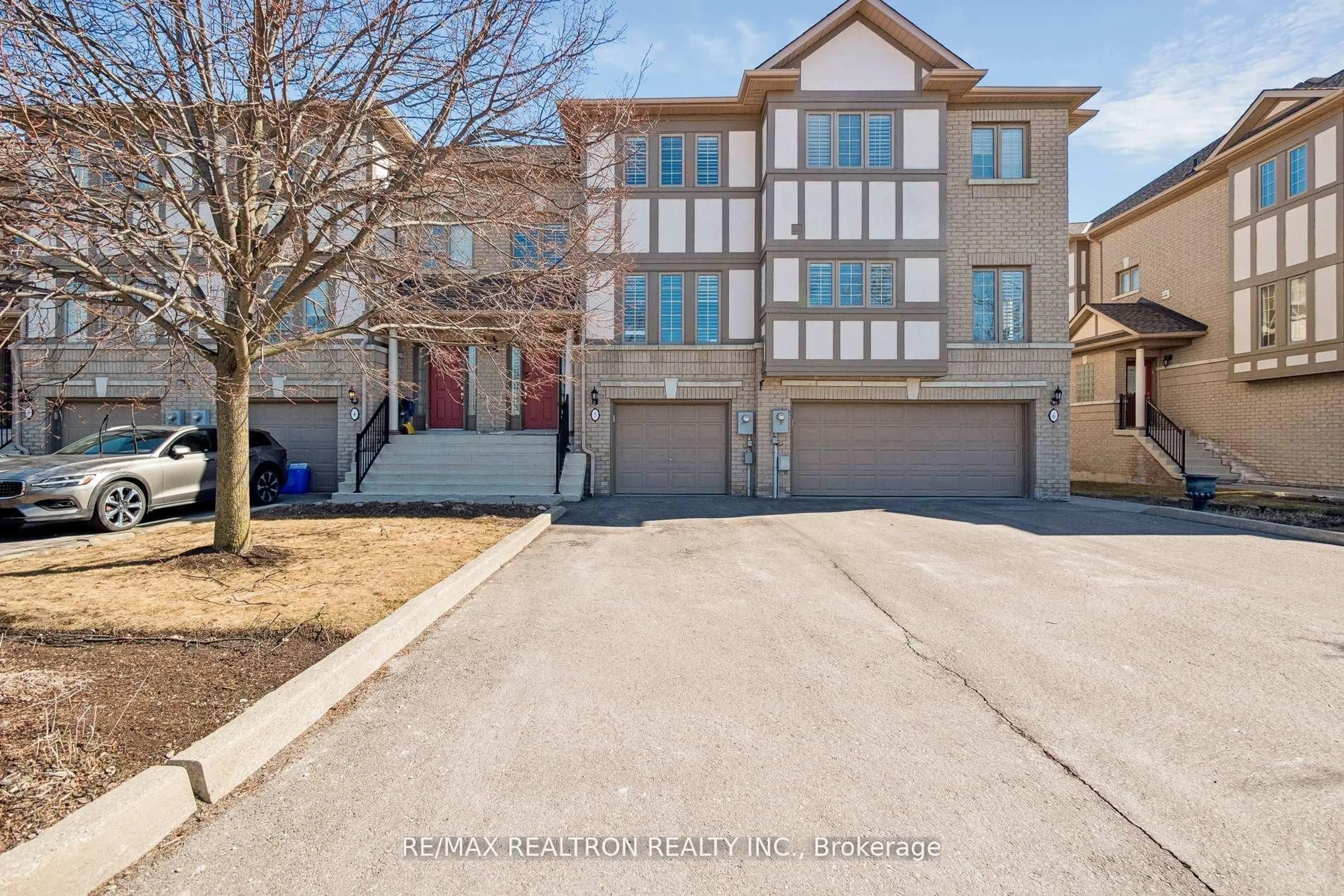 A pic from outside/outdoor area/front of a property/back of a property/a pic from drone, street for 8909 BATHURST St #5, Richmond Hill Ontario L4C 0H4