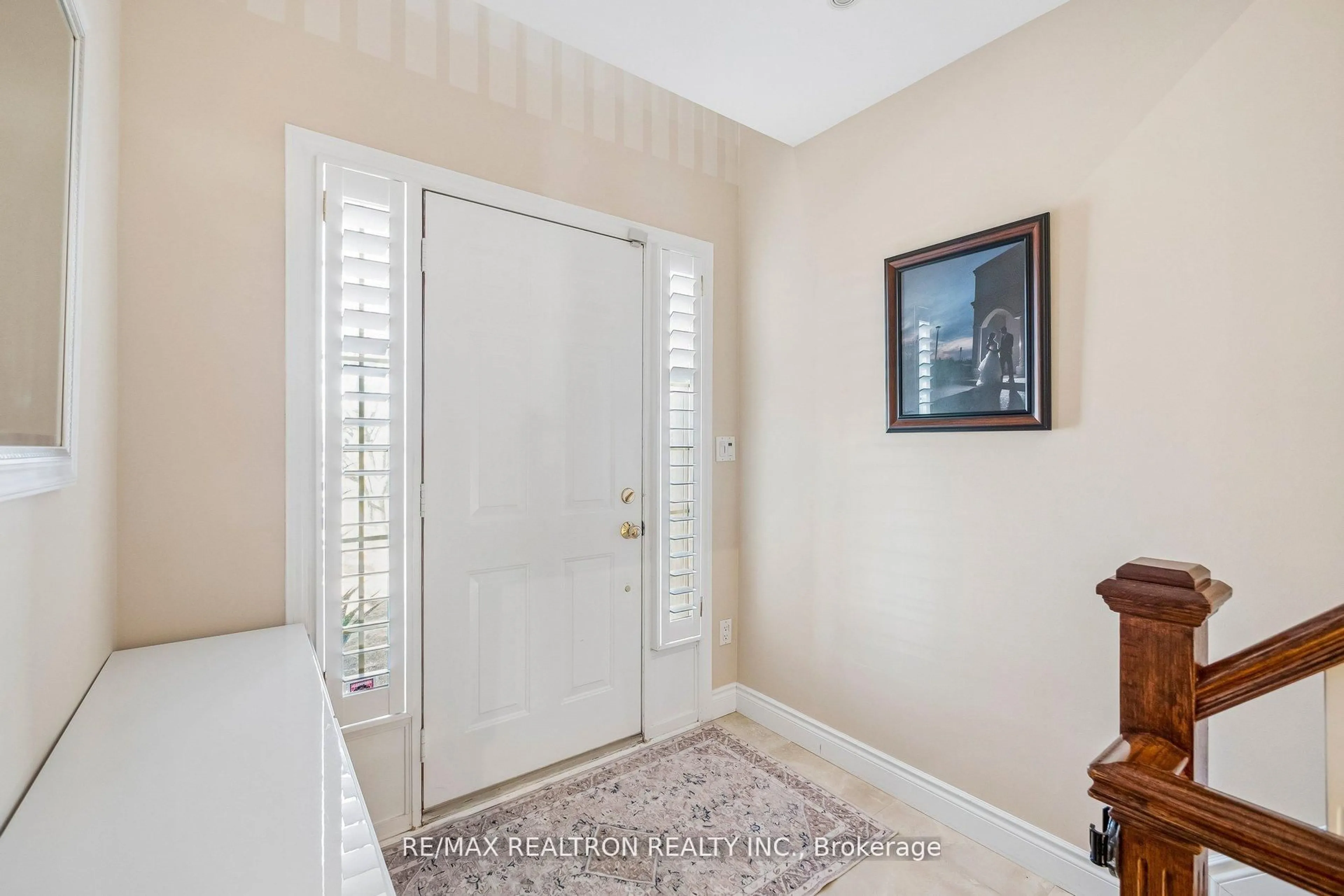 Indoor entryway for 8909 BATHURST St #5, Richmond Hill Ontario L4C 0H4