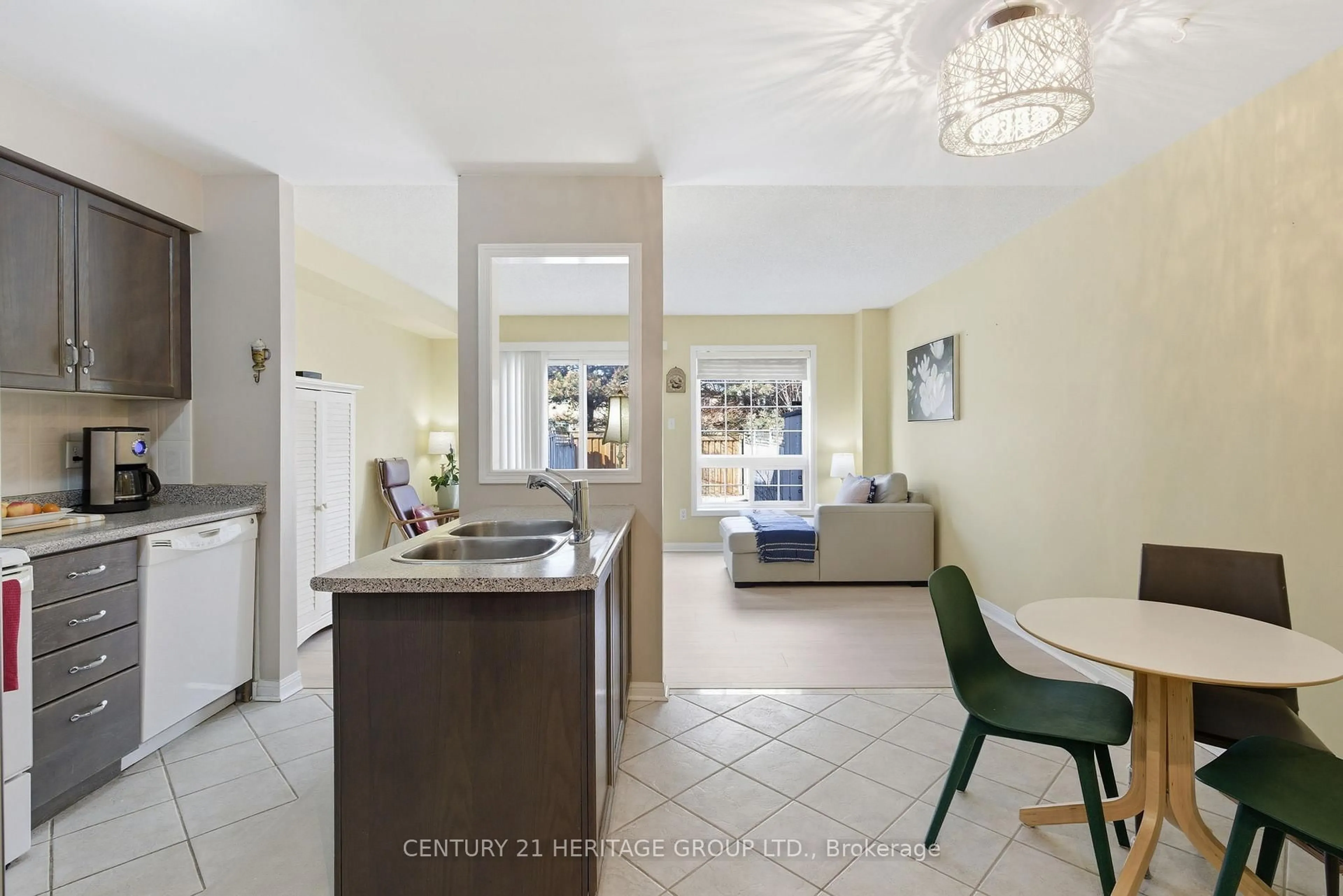 Open concept kitchen, ceramic/tile floor for 551 Tugwell Pl #24, Newmarket Ontario L3Y 8S5