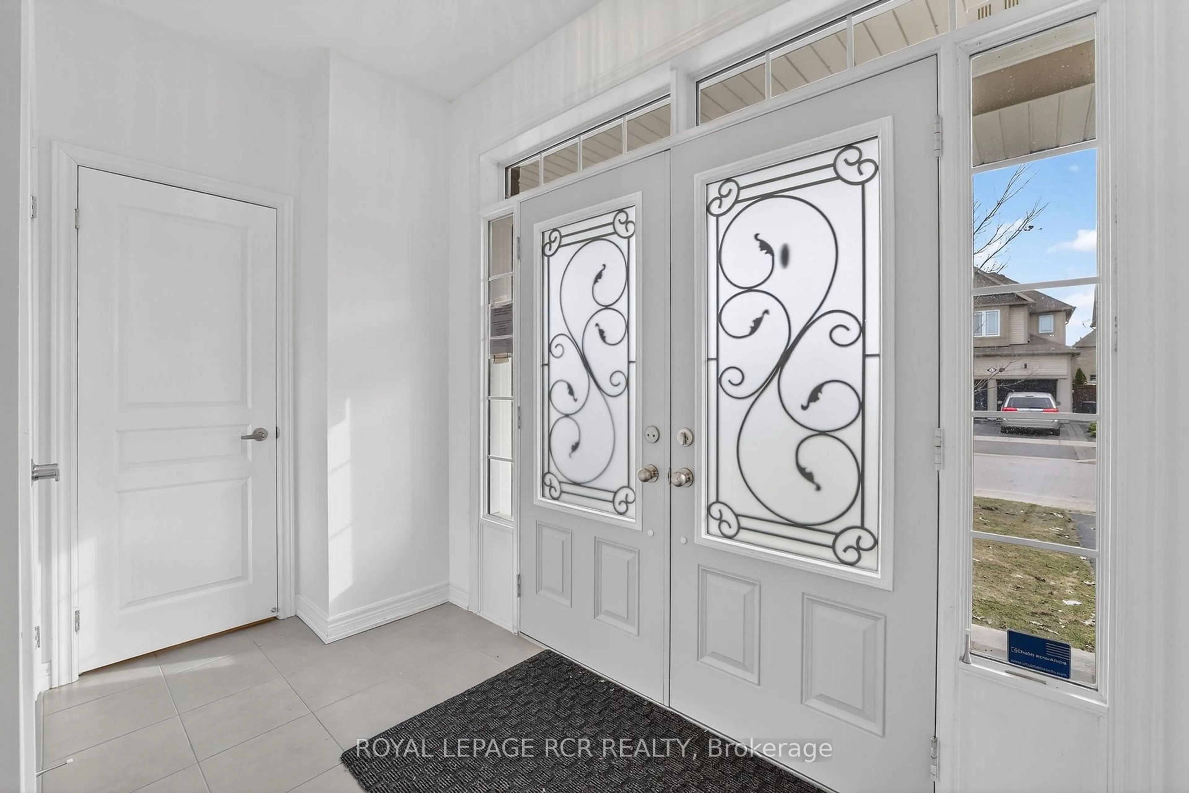 Indoor entryway for 82 Lampkin St, Georgina Ontario L0E 1R0