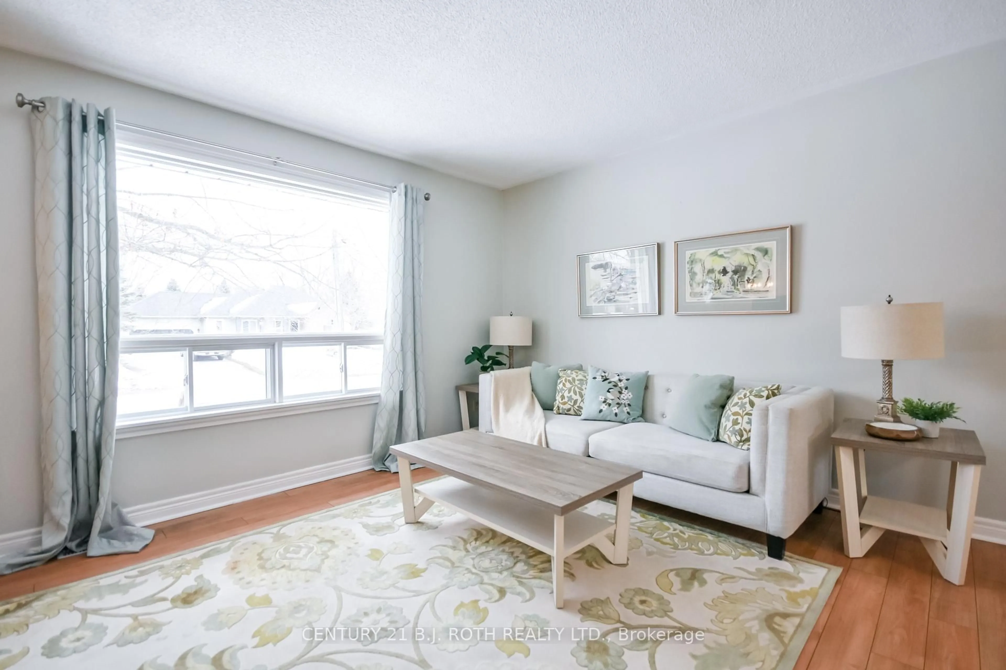 Living room with furniture, unknown for 3861 East St, Innisfil Ontario L9S 2L9