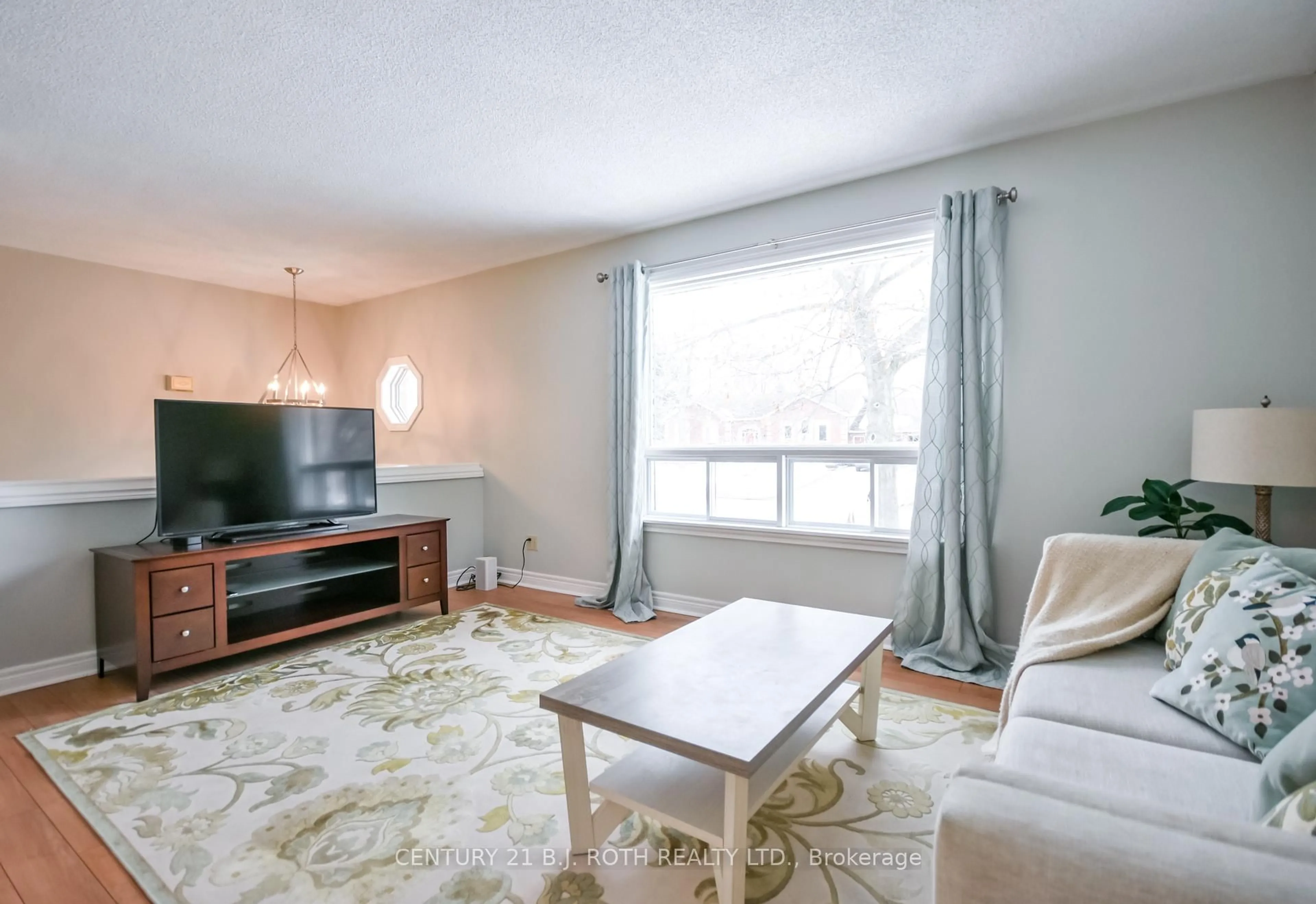Living room with furniture, unknown for 3861 East St, Innisfil Ontario L9S 2L9