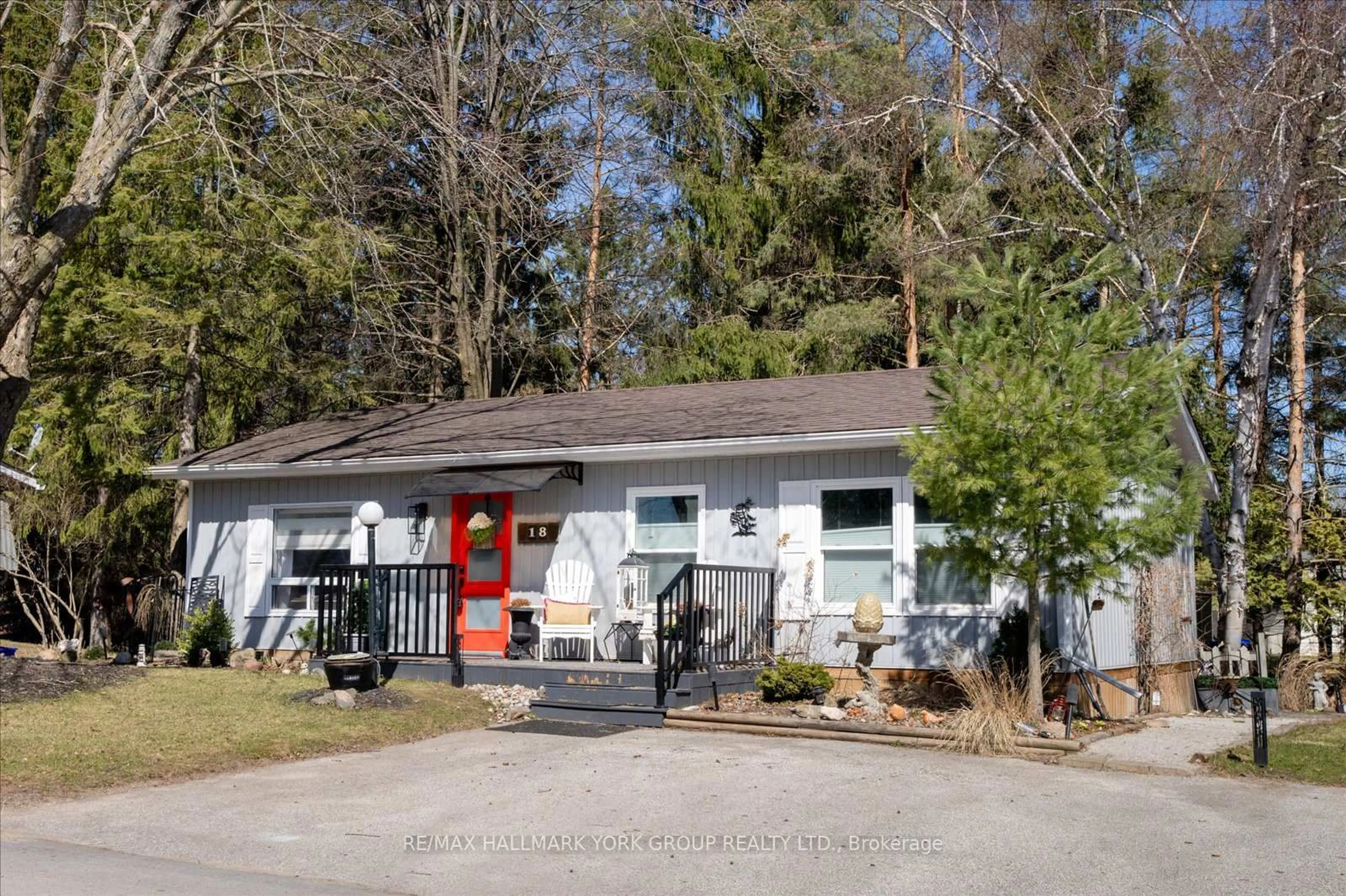 Home with vinyl exterior material, street for 18 Cherrywood Lane, Innisfil Ontario L9S 1M6