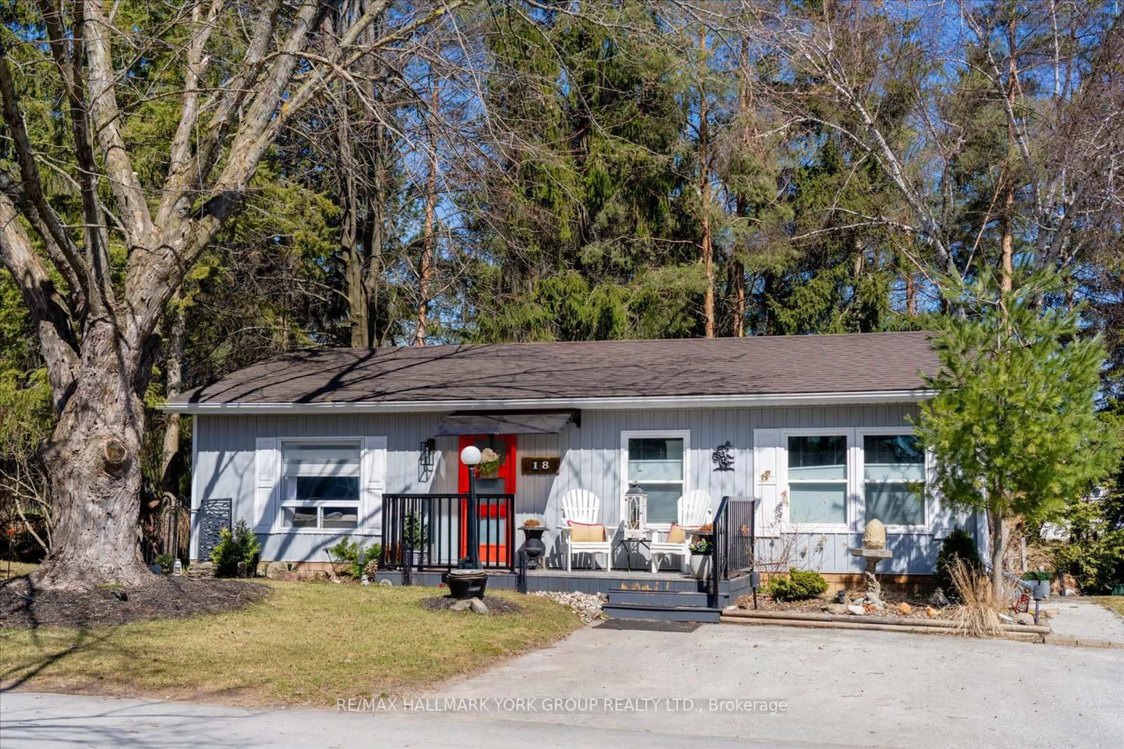 Home with vinyl exterior material, street for 18 Cherrywood Lane, Innisfil Ontario L9S 1M6