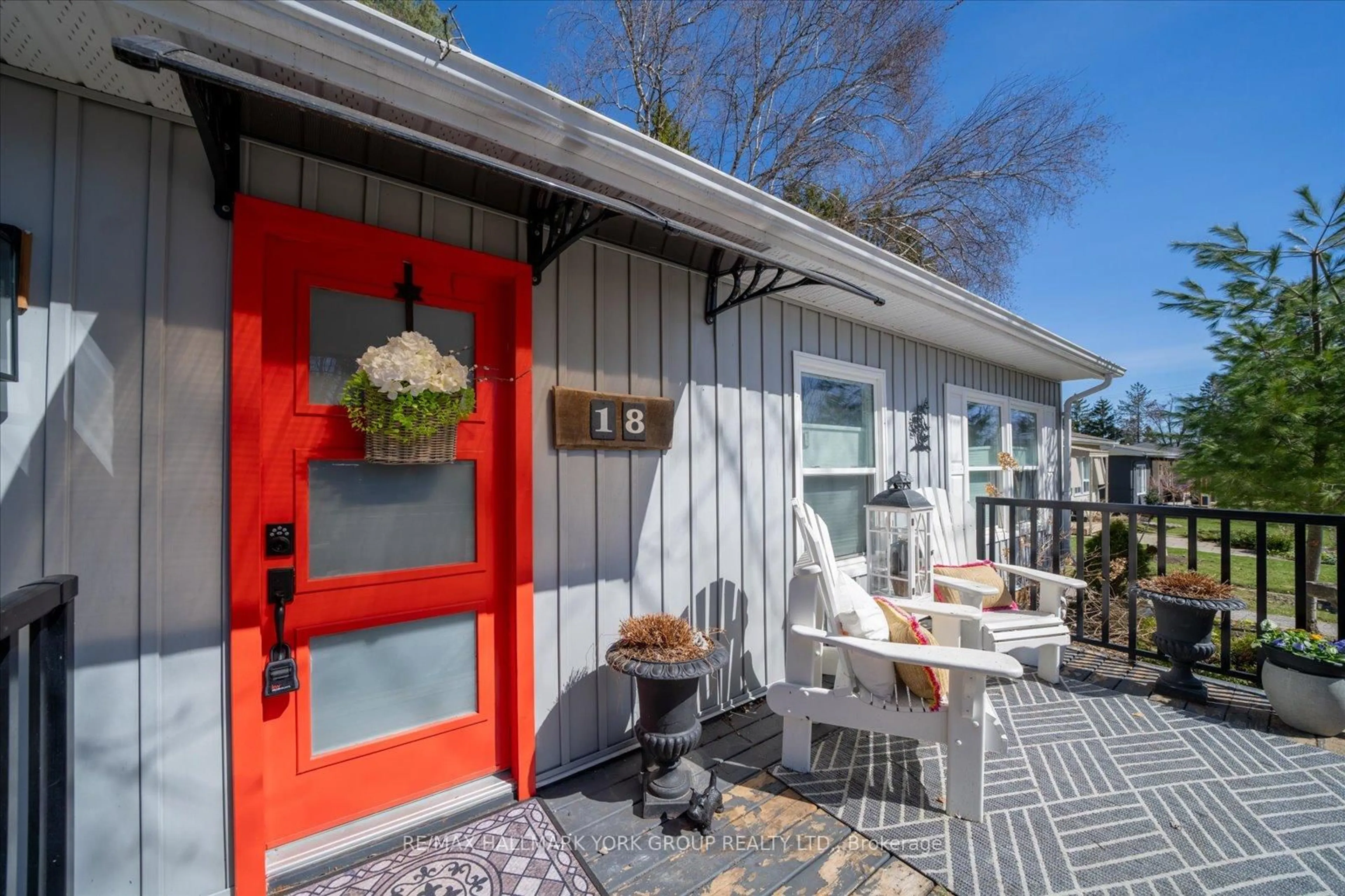 Patio, street for 18 Cherrywood Lane, Innisfil Ontario L9S 1M6