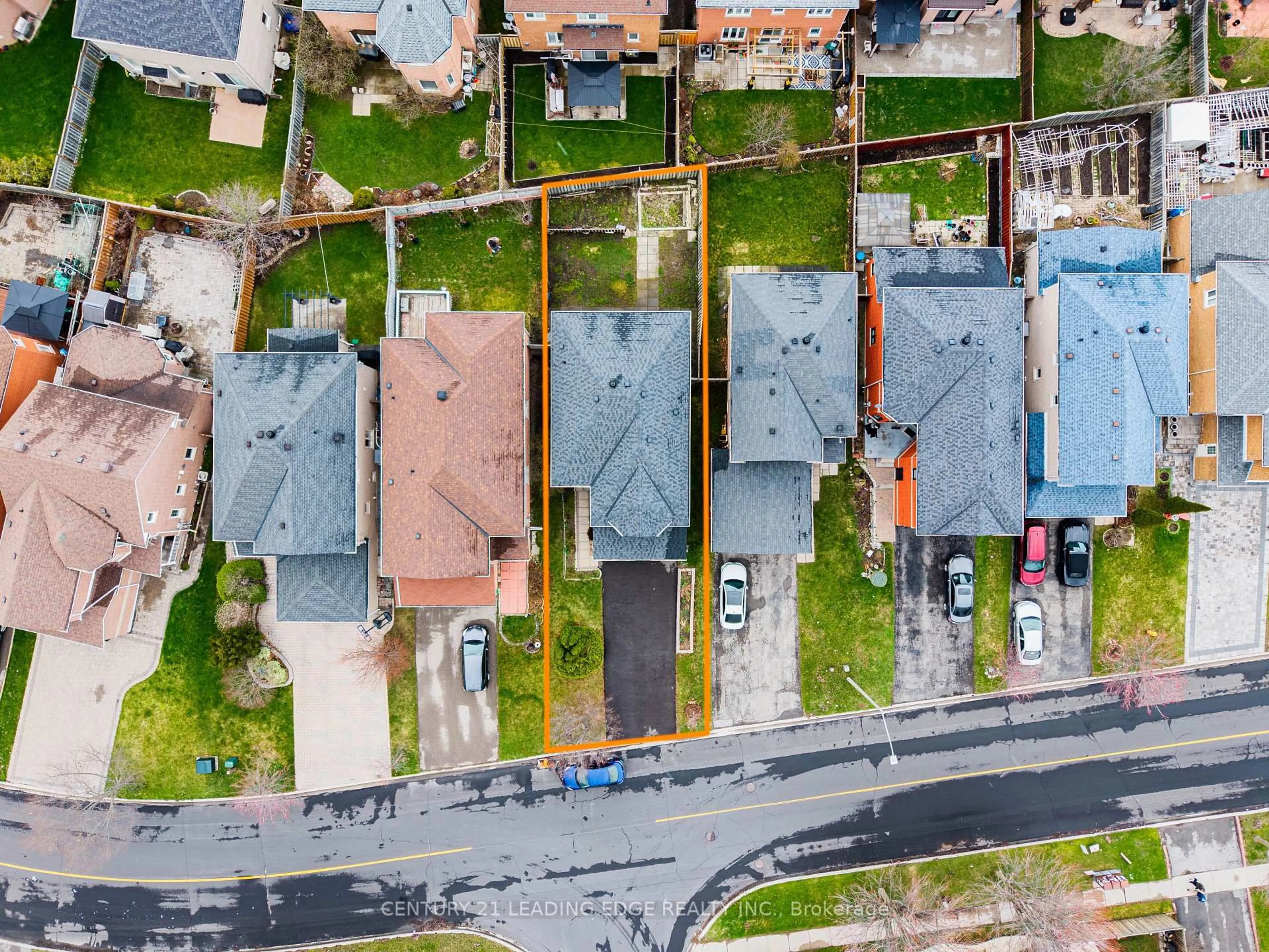 A pic from outside/outdoor area/front of a property/back of a property/a pic from drone, street for 146 Roxbury St, Markham Ontario L3S 3T4