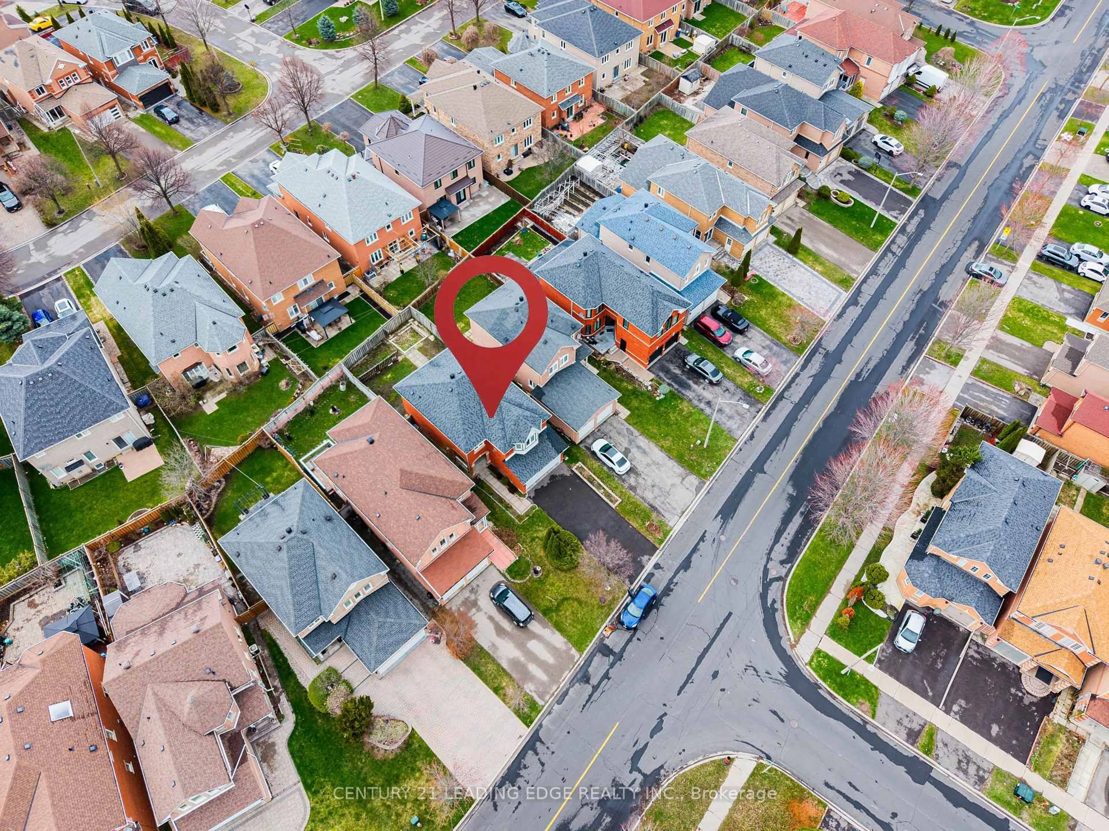 A pic from outside/outdoor area/front of a property/back of a property/a pic from drone, street for 146 Roxbury St, Markham Ontario L3S 3T4