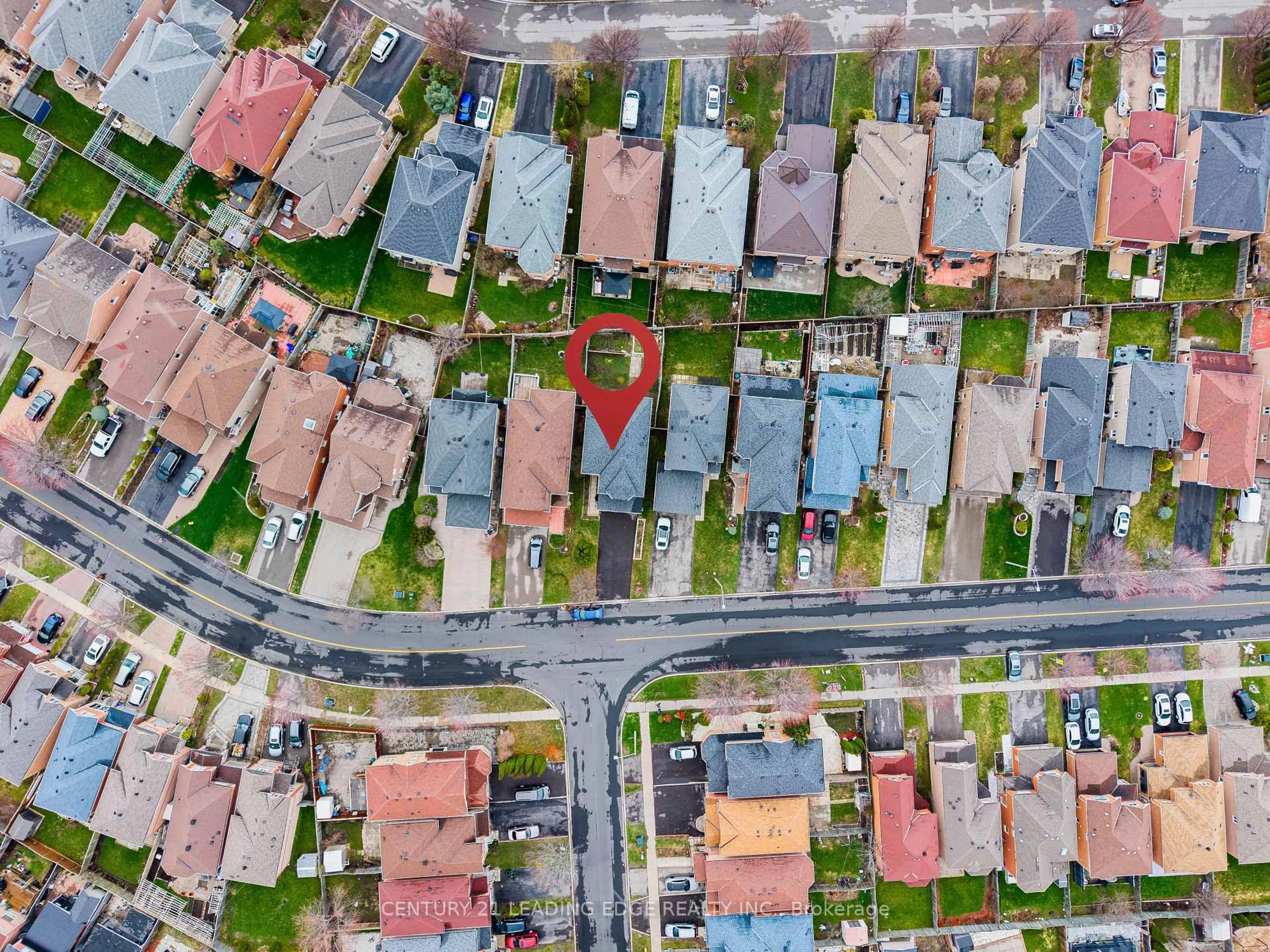 A pic from outside/outdoor area/front of a property/back of a property/a pic from drone, street for 146 Roxbury St, Markham Ontario L3S 3T4