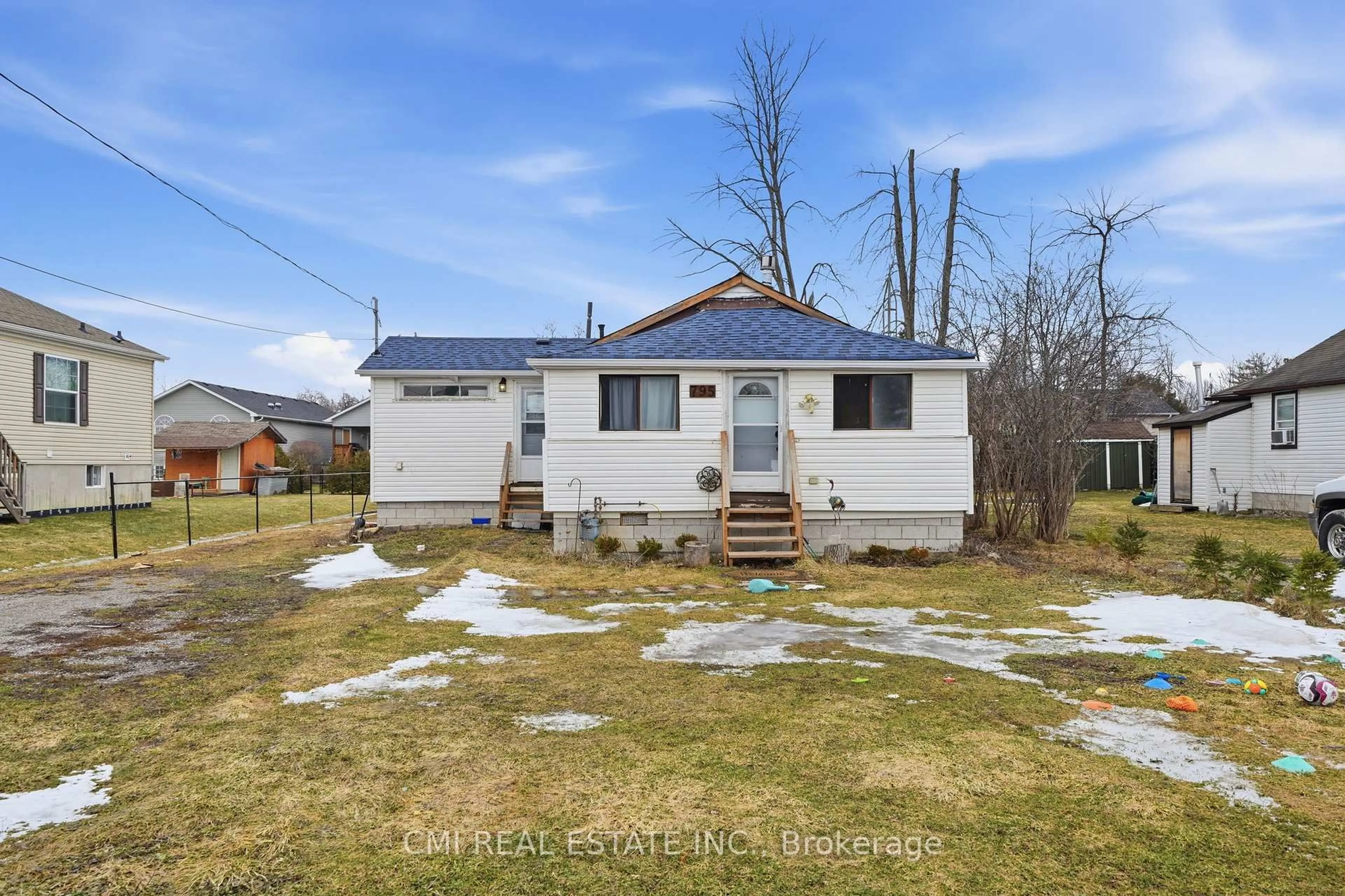 A pic from outside/outdoor area/front of a property/back of a property/a pic from drone, street for 795 Third Ave, Georgina Ontario L0E 1S0