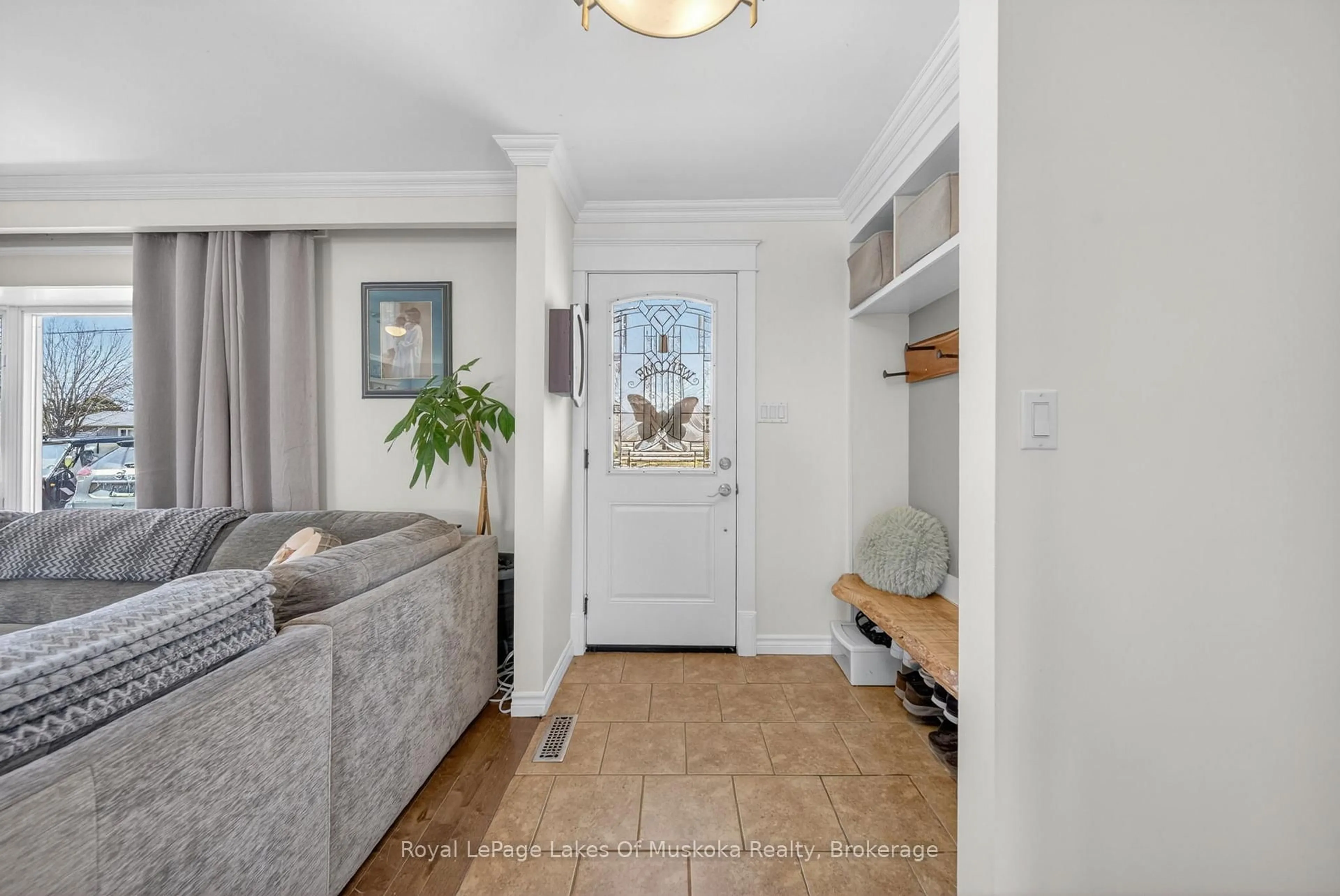 Indoor entryway for 271 Lakeland Cres, Brock Ontario L0K 1A0