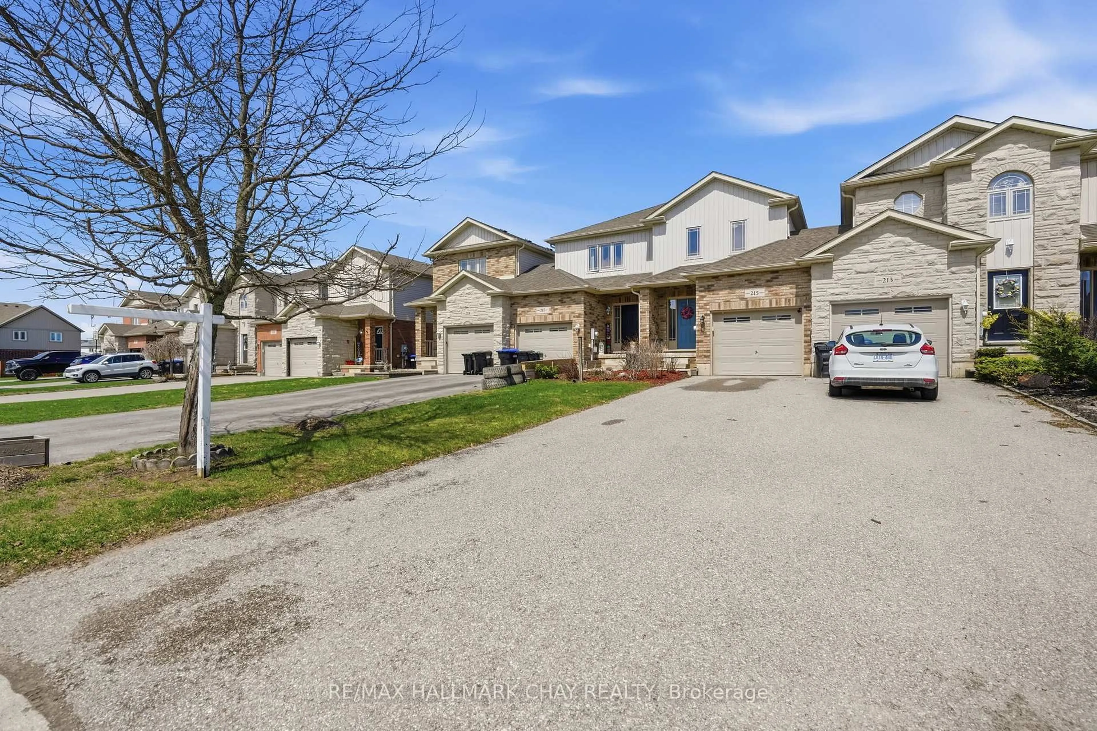 A pic from outside/outdoor area/front of a property/back of a property/a pic from drone, street for 215 Banting Cres, Essa Ontario L3W 0P8