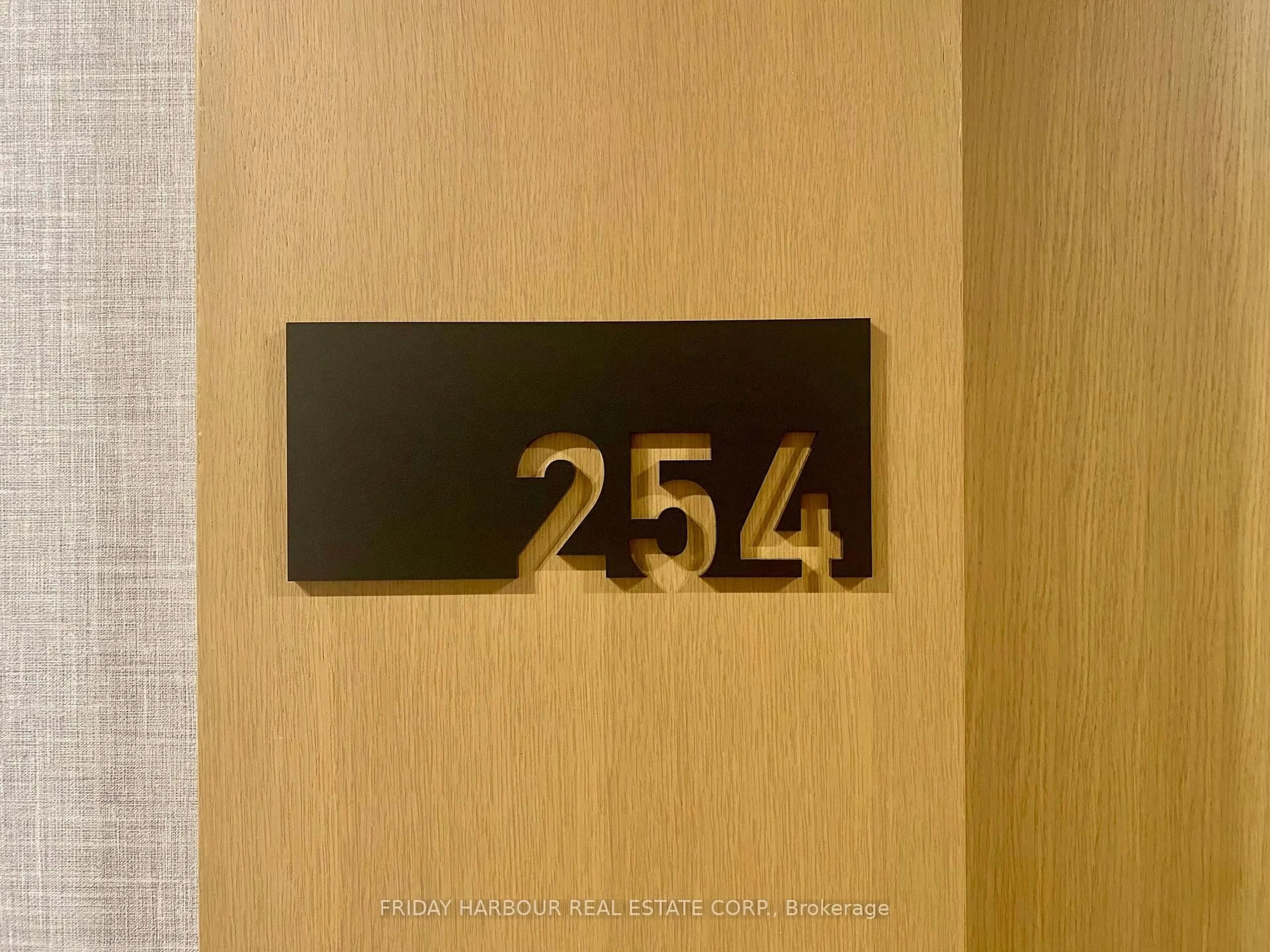 Indoor foyer for 333 Sunseeker Ave #254, Innisfil Ontario L9S 0R6