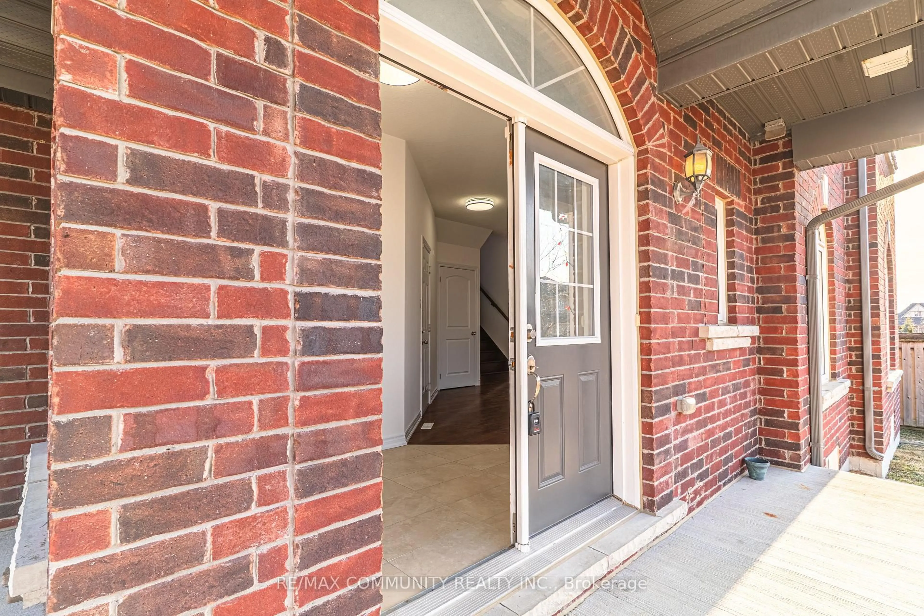 Indoor entryway for 27 Bamburg St, Georgina Ontario L0E 1R0