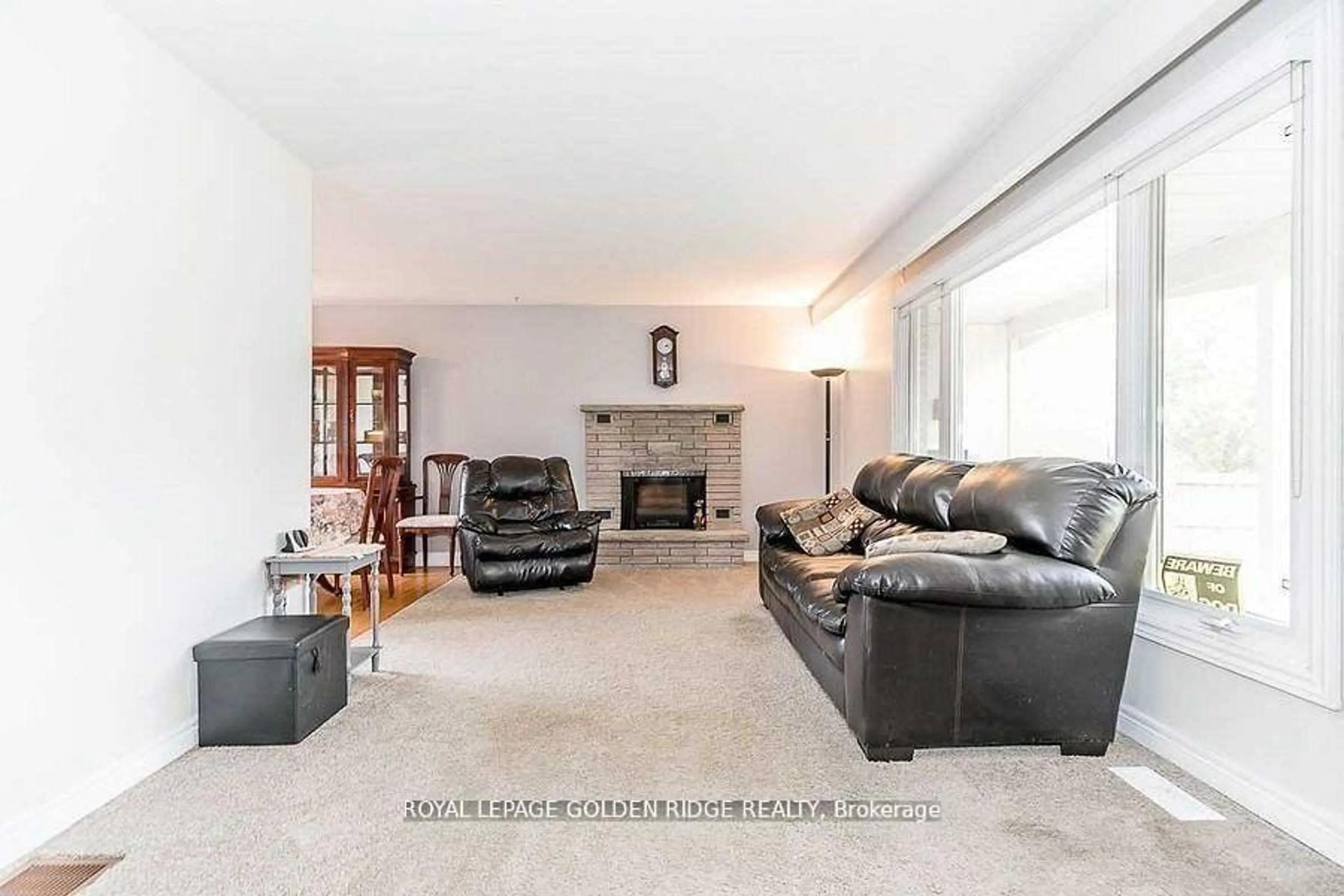 Living room with furniture, unknown for 2082 Lea Rd, Innisfil Ontario L9S 1T3