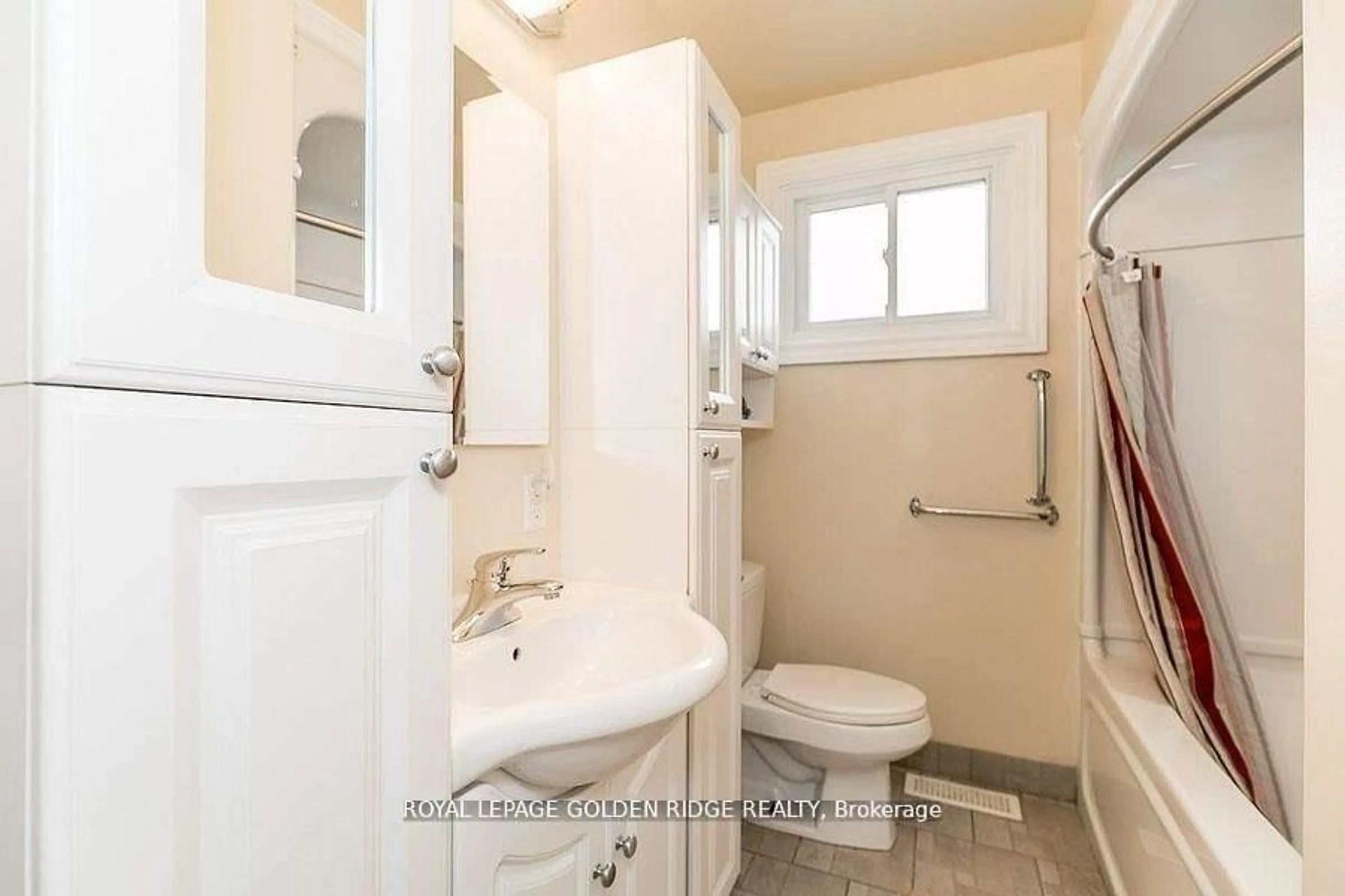 Standard bathroom, ceramic/tile floor for 2082 Lea Rd, Innisfil Ontario L9S 1T3